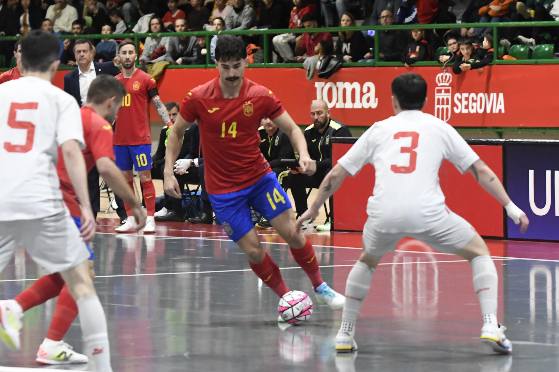 El jugador de la selección española de fútbol sala Gordillo (2-d) juega un balón ante Reinert (d), de Suiza, durante el partido clasificatorio para la Eurocopa de fútbol sala que las selecciones de España y Suiza han disputado este martes en Segovia. EFE/Pablo Martín