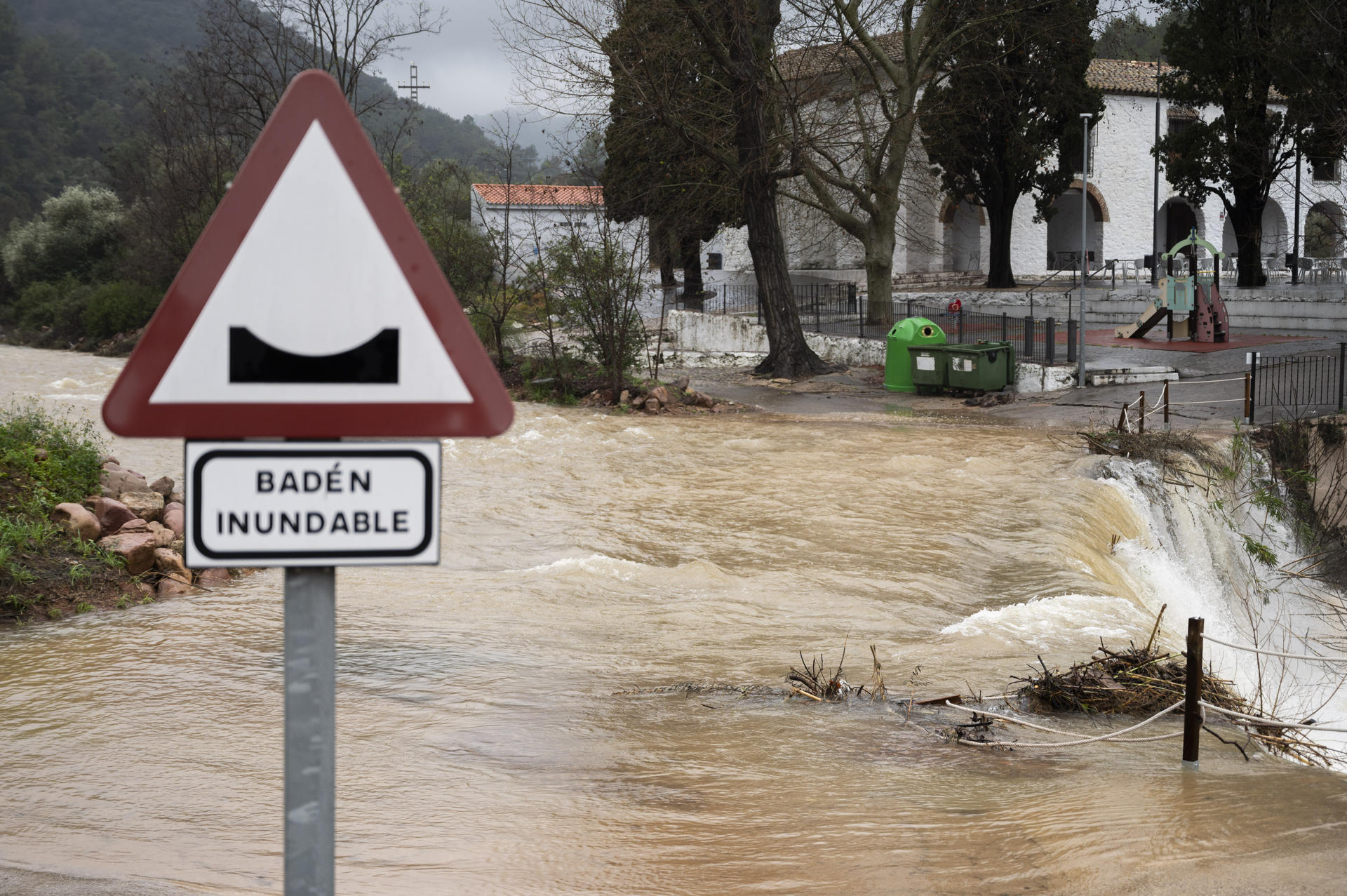 Vista general del camino frente a la Ermita Santa Cristina inundado debido al temporal de lluvias que afecta a la Comunitat Valenciana donde se mantiene el nivel naranja por lluvias en el interior y litoral norte de la provincia de Castellón y en el interior de Valencia, mientras baja a amarillo en el resto de zonas de ambas provincias. EFE/Andreu Esteban
