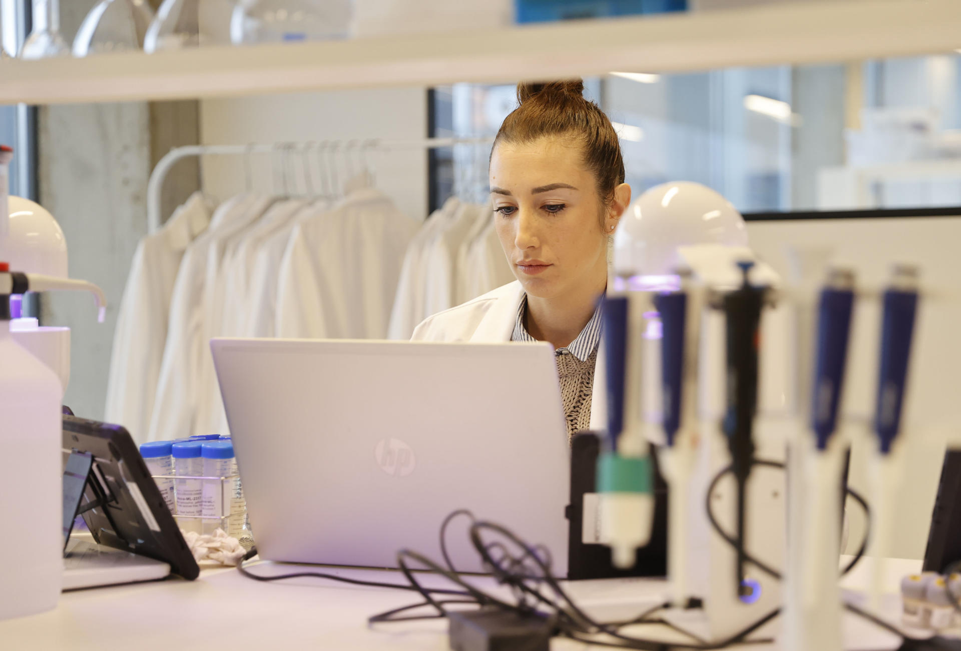 Una científica trabaja en Biolan, empresa radicada en Zamudio (Vizcaya) dedicada a la fabricación de biosensores para agroalimentación y de salud. EFE/Luis Tejido