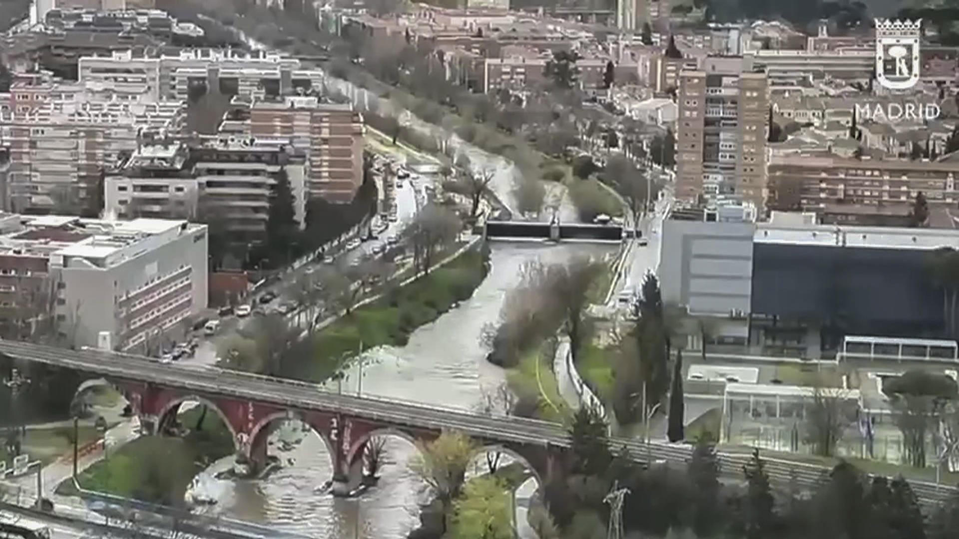 El paso de la borrasca Martinho ha vuelto a dejar lluvias este viernes en la Comunidad de Madrid, aunque menos persistentes que en las últimas horas salvo en la sierra, por lo que se mantiene la vigilancia en la crecida de los ríos Manzanares (en la imagen), Jarama, Henares y Tajuña ante posibles desbordamientos. EFE/Policía Municipal de Madrid CRÉDITO OBLIGATORIO SOLO USO PERMITIDO PARA ILUSTRAR LA NOTICIA QUE APARECE EN EL PIE DE FOTO SÓLO USO EDITORIAL