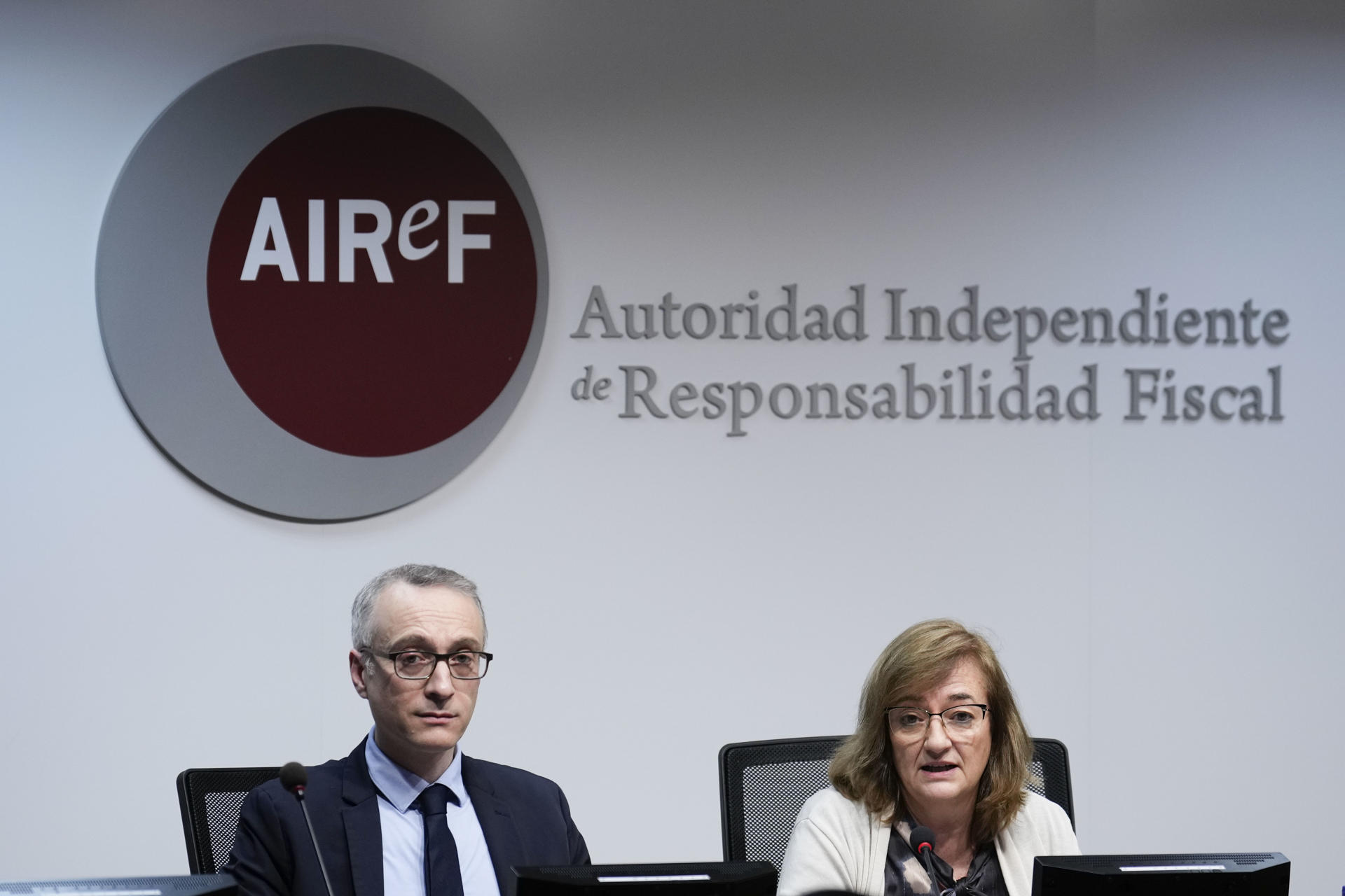 MADRID, 24/03/2025.-  La presidenta y el director de evaluación de la Autoridad Independiente de Responsabilidad Fiscal (AIReF), Cristina Herrero (d) y José María Casado, en rueda de prensa este lunes. EFE/ Borja Sanchez-trillo