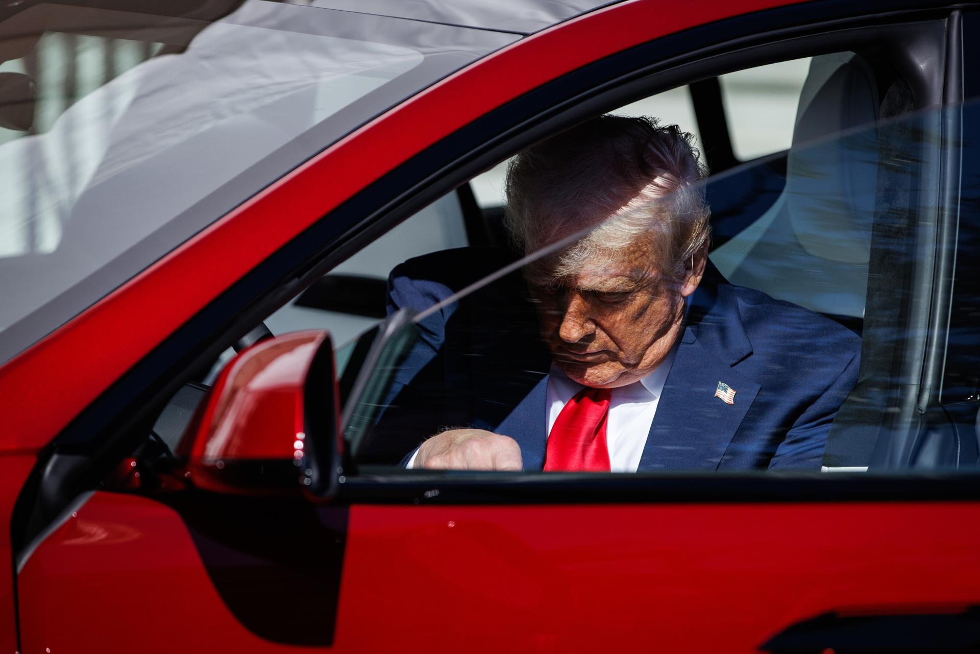 El presidente de Estados Unidos, Donald Trump, sibéndose a un Tesla en la Casa Blanca. EFE/EPA/SAMUEL CORUM