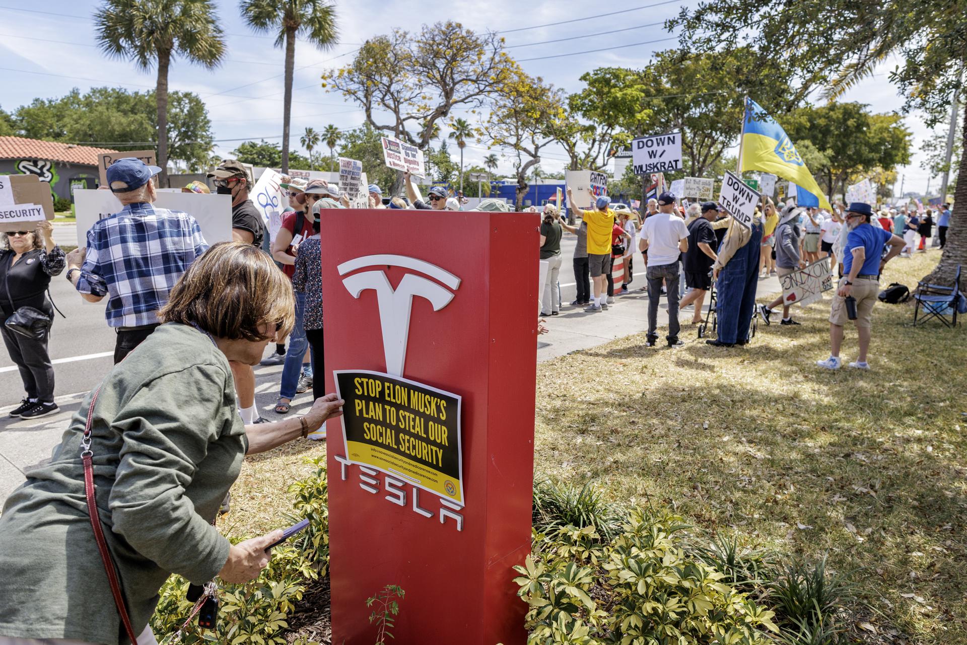 Un grupo de ciudadanos fue registrado el pasado 22 de marzo al protestar frente a un concecionario de la automotriz eléctrica estadounidense Tesla, en Fort Lauderdale (Florida, EE.UU.). EFE/Cristóbal Herrera