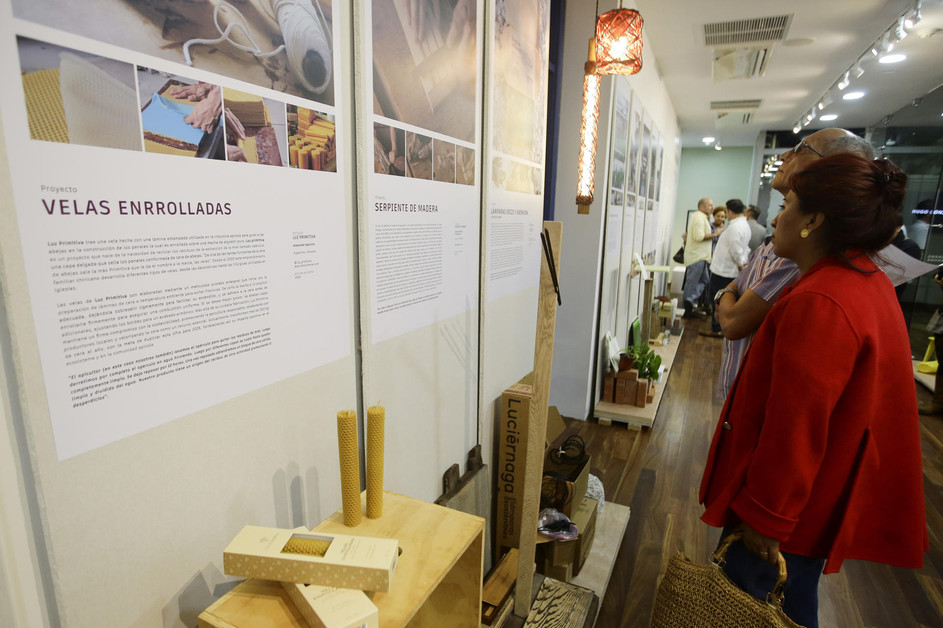 Persona asisten a la exposición 'Hecho con Panamá' este jueves, en Ciudad de Panamá (Panamá). EFE/ Carlos Lemos