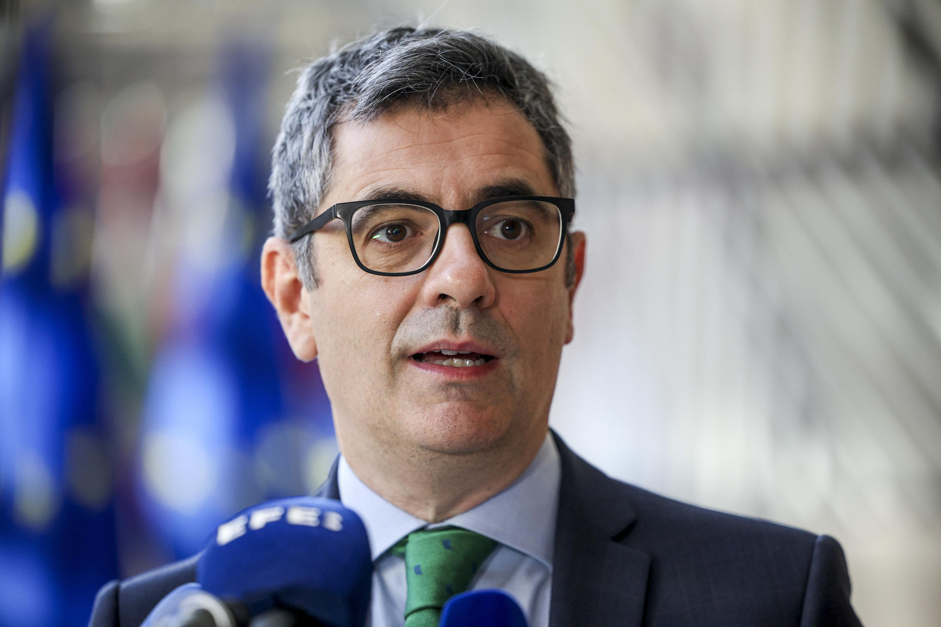 El ministro de Justicia y Presidencia, Félix Bolaños, atiende a los medios a su llegada a la reunión de ministros de Justicia de la UE este viernes en Bruselas. 
EFE/ Pablo Garrigós Cucarella