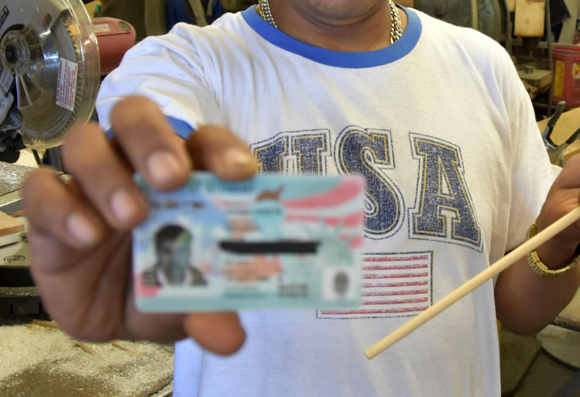 Fotografía de archivo en la que se registro el detalle de la mano de un inmigrante latinoamericano al posar para EFE con su tarjeta de residente permanente de los Estados Unidos, conocida como "green card", en Costa Mesa (California, EE.UU.). EFE/Iván Mejía