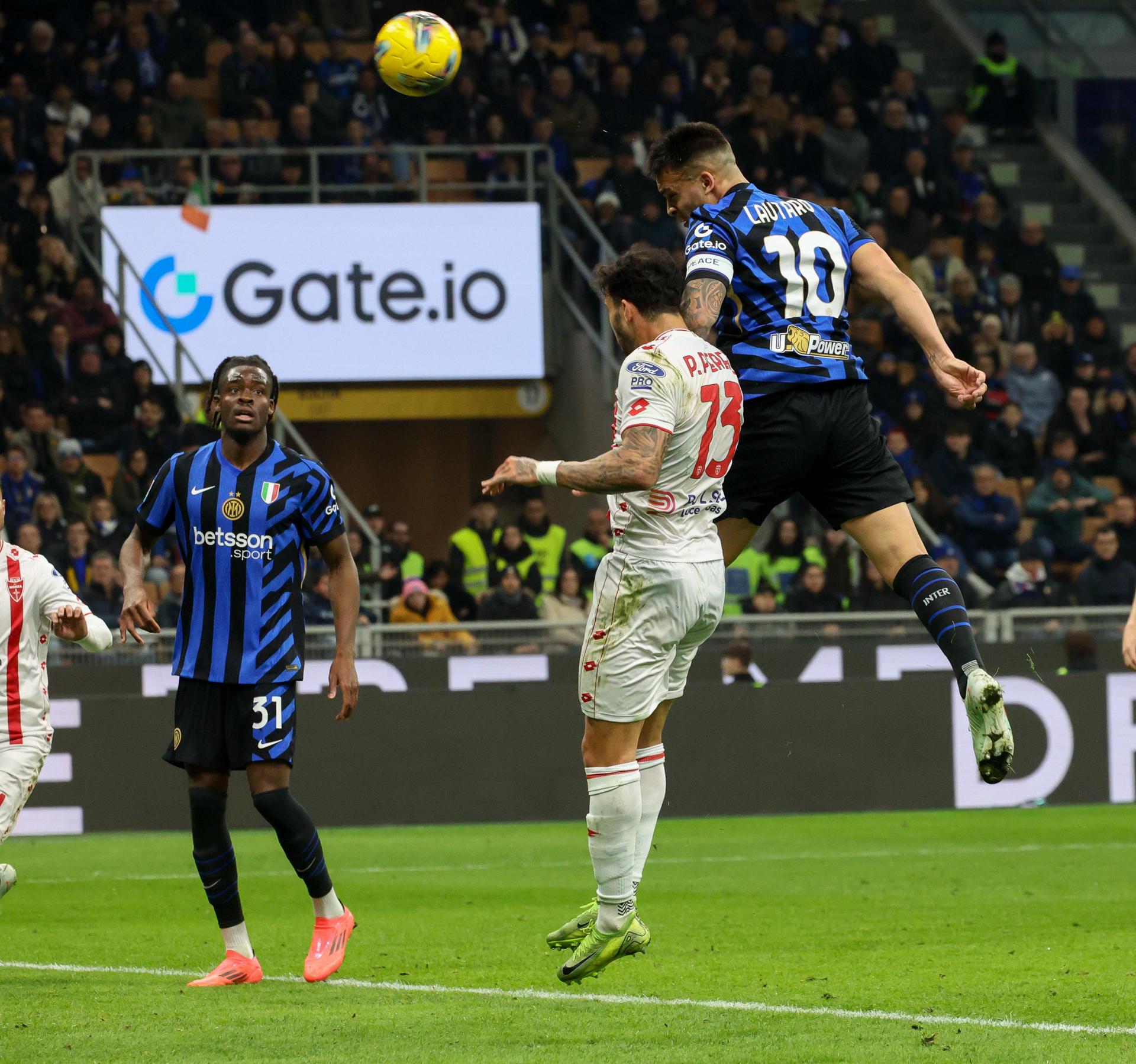El delantero del FC Inter Lautaro Martinez durante el partido de la Serie A que han jugado FC Inter y AC Monza en el Giuseppe Meazza Stadium de Milán, Italia. EFE/EPA/Roberto Bregani