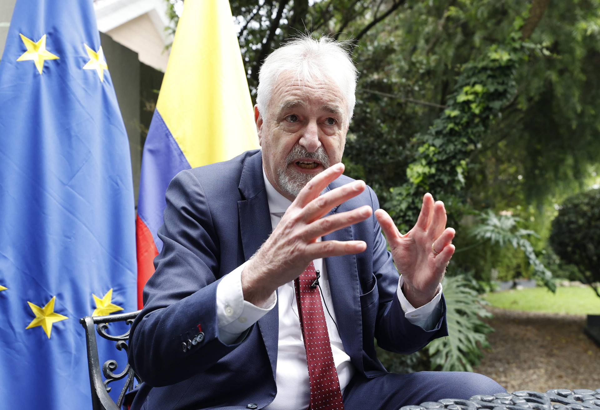 El enviado especial de la Unión Europea (UE) para el proceso de paz del país, Adrianus Koetsenruitjer, habla durante una entrevista con EFE este martes, en Bogotá (Colombia). EFE/ Mauricio Dueñas Castañeda
