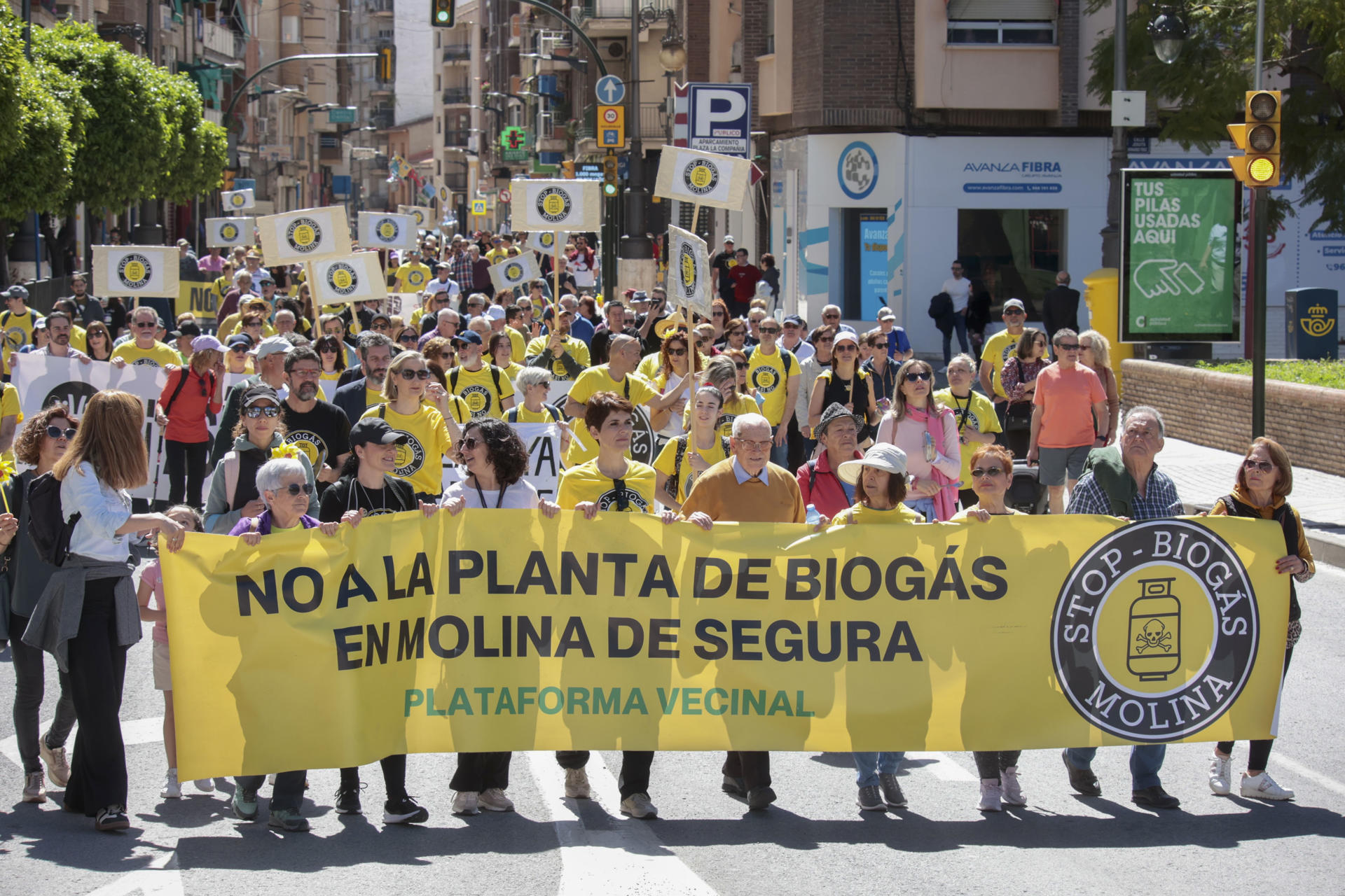La plataforma vecinal No a la Planta de Biogás en Molina ha convocado una manifestación cacerolada para frenar la instalación de una planta de este tipo, en Molina de Segura (Murcia), los manifestantes han partido del Polígono La Polvorista pasado el mediodía, finalizando con la lectura de un manifiesto en la puerta del Ayuntamiento de la localidad. EFE/Juan Carlos Caval