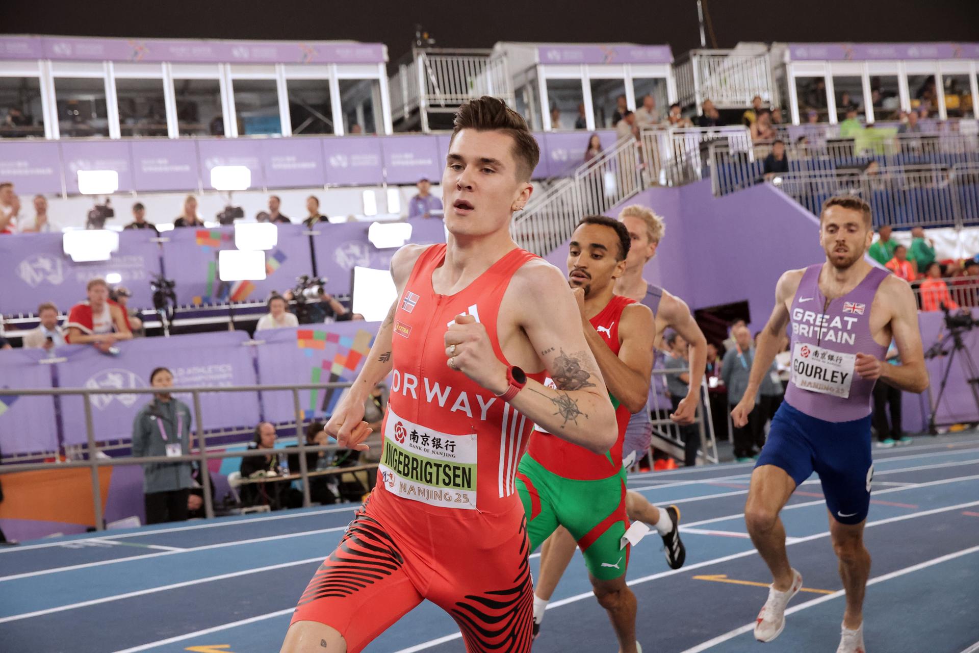 El noruego Jakob Ingebrigtsen, durante la final de 1500 m de los Mundiales de Atletismo en pista cubierta de Nanjing, China. EFE/EPA/JESSICA LEE