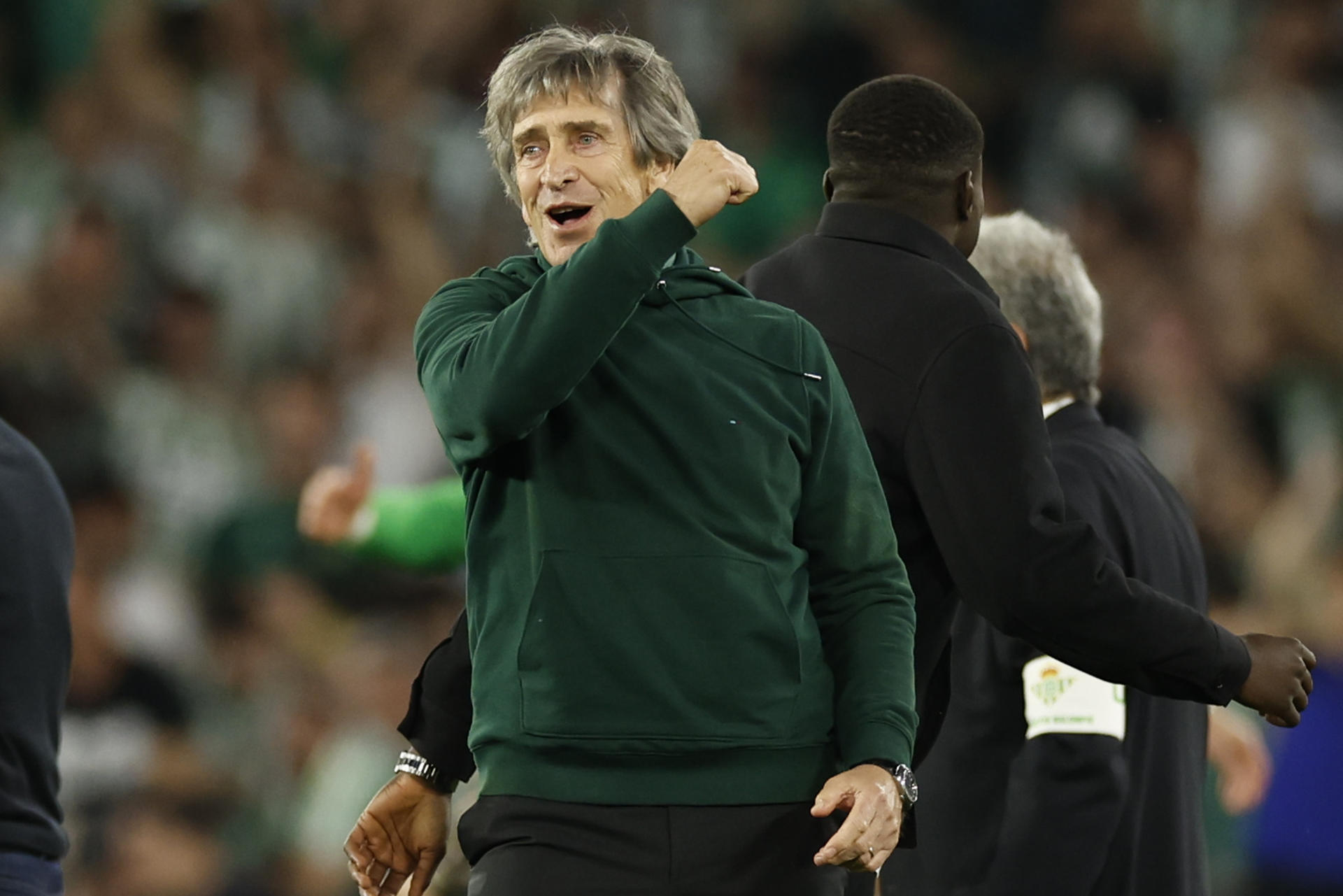 SEVILLA, 30/03/2025.- El entrenador del Betis Manuel Pellegrini celebra la victoria tras el partido de la jornada 29 de LaLiga entre el Real Betis y el Sevilla FC, este domingo en el estadio Benito Villamarín.- EFE/ Julio Muñoz