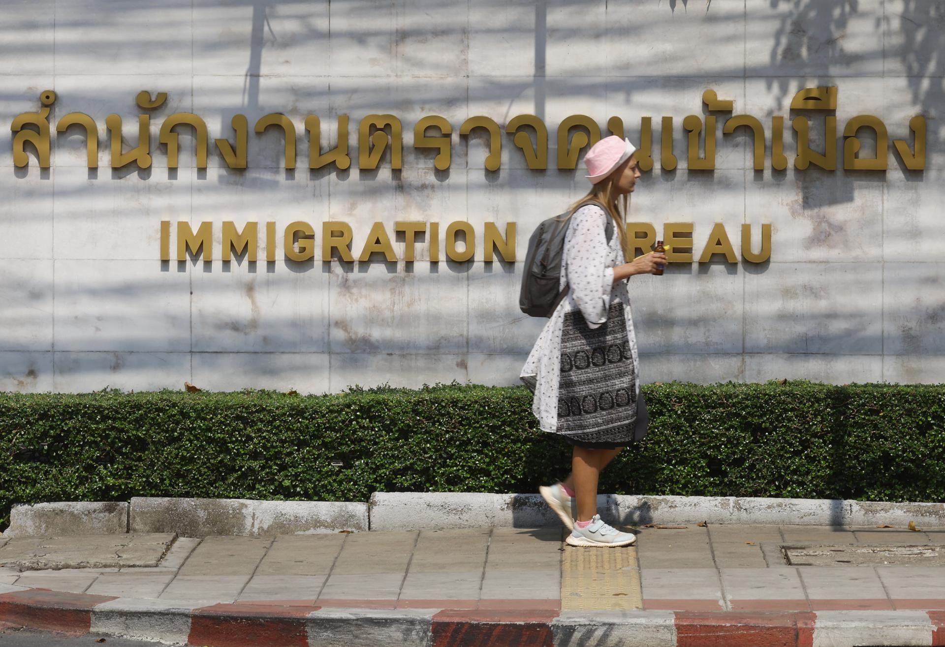 Fotografía de archivo, tomada el 27/02/2025, que muestra a una mujer caminando afuera de la oficina de Migración de Tailandia. EFE/EPA/NARONG SANGNAK