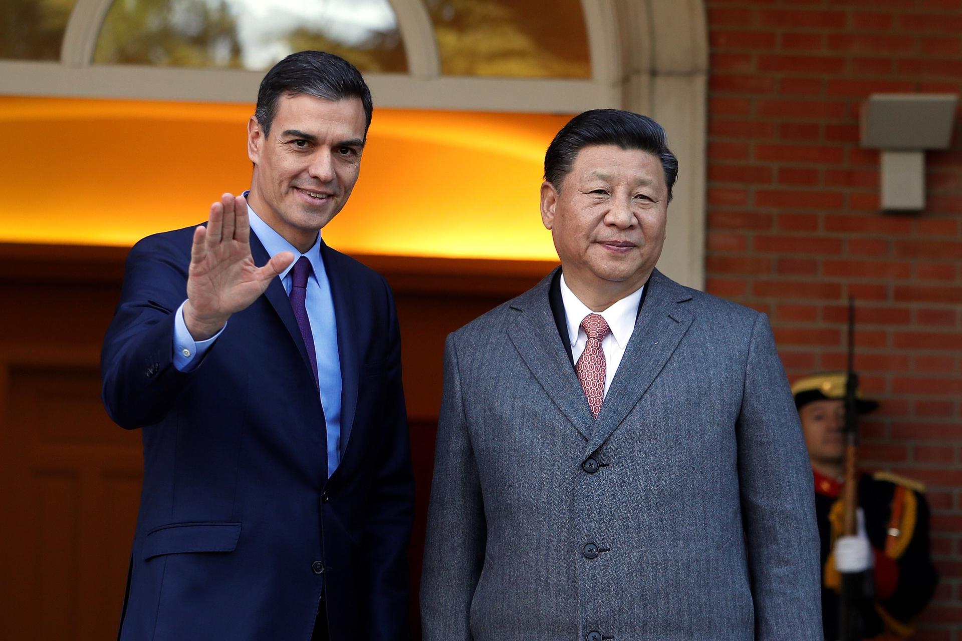 El presidente del gobierno Pedro Sánchez, y el presidente chino Xi Jinping, en una imagen de archivo. EFE/J.J. Guillén