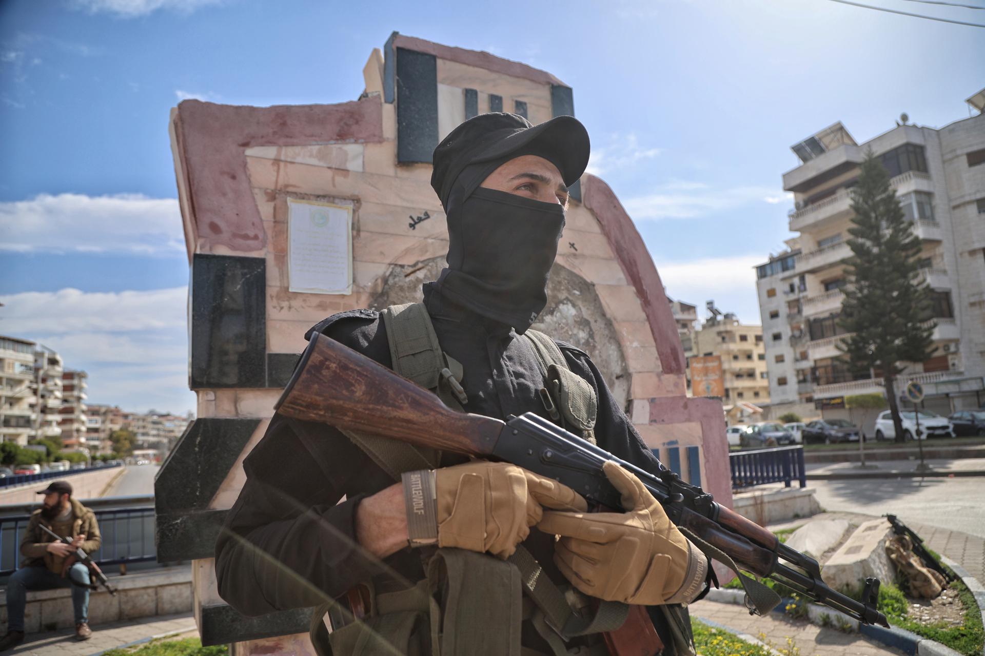 Las fuerzas de seguridad sirias con armamento pesado participan en una operación tras los ataques llevados a cabo contra las fuerzas de seguridad sirias, en Latakia, Siria, 07 de marzo de 2025. Al menos 16 oficiales de seguridad sirios fueron asesinados por partidarios del ex presidente Bashar al-Assad el 06 de marzo en la provincia costera de Latakia, informaron las fuerzas de seguridad sirias.. (Syria) EFE/EPA/BILAL AL HAMMOUD