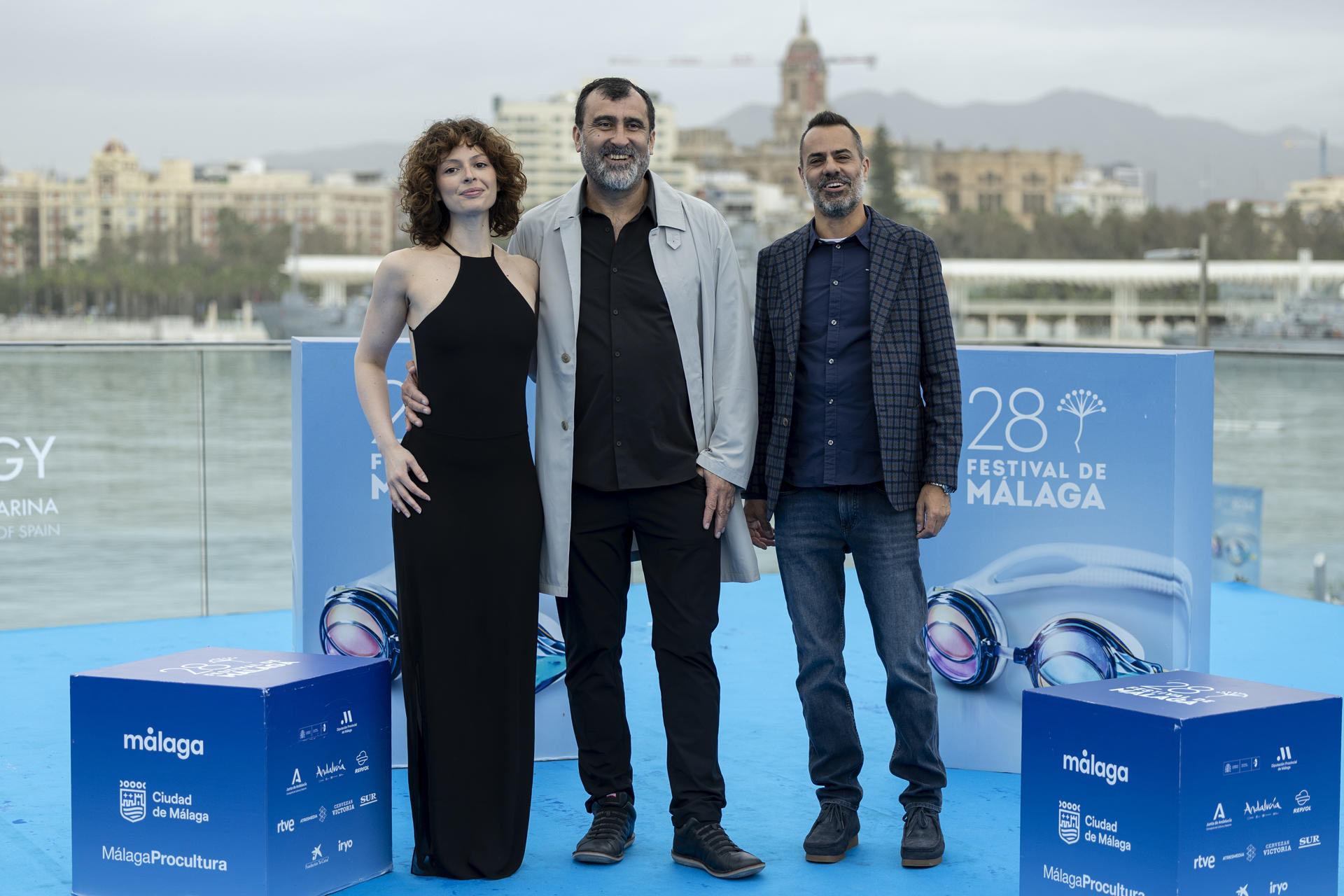 El director mexicano Adolfo Dávila (c) posa junto a la actriz Diana Laura Di (d) y el productor Jorge Vujosevich, durante la presentación de la película ' Violentas mariposas' a la sección oficial a concurso del 28 Festival de Cine de Málaga, este jueves en el Muelle Uno del Puerto de la capital malagueña. EFE/Jorge Zapata.
