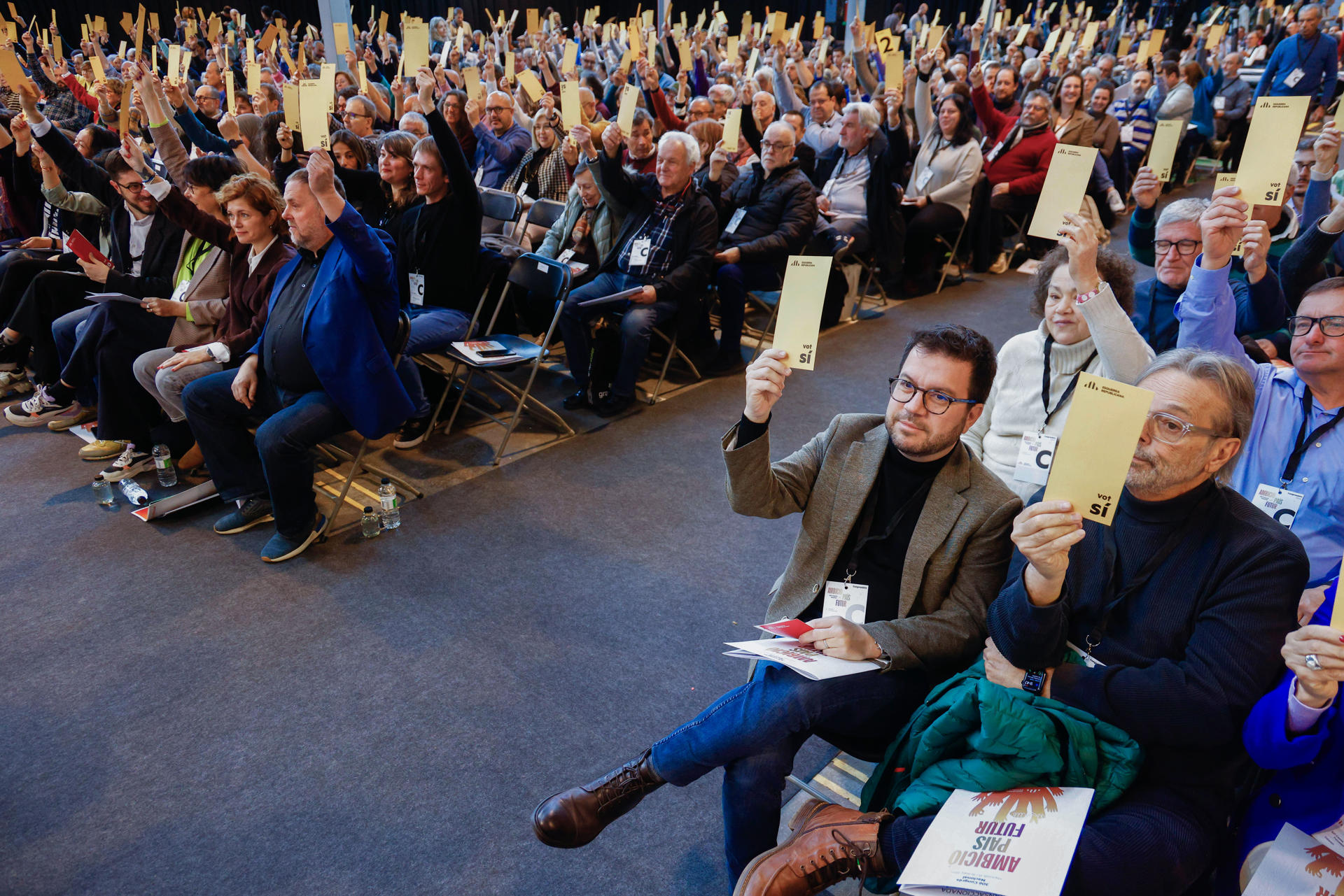 - El expresidente de la Generalitat de Catalunya, Pere Aragonès (2d), participa junto al lider de ERC, Oriol Junqueras (3d, delante), en el 30º Congreso Nacional de Esquerra Republicana de Catalunya que se celebra este sábado en Martorell, después de que Junqueras retomara la presidencia del partido el pasado diciembre. En este cónclave se debate la ponencia política y la ponencia estatutaria del partido. EFE/ Quique García
