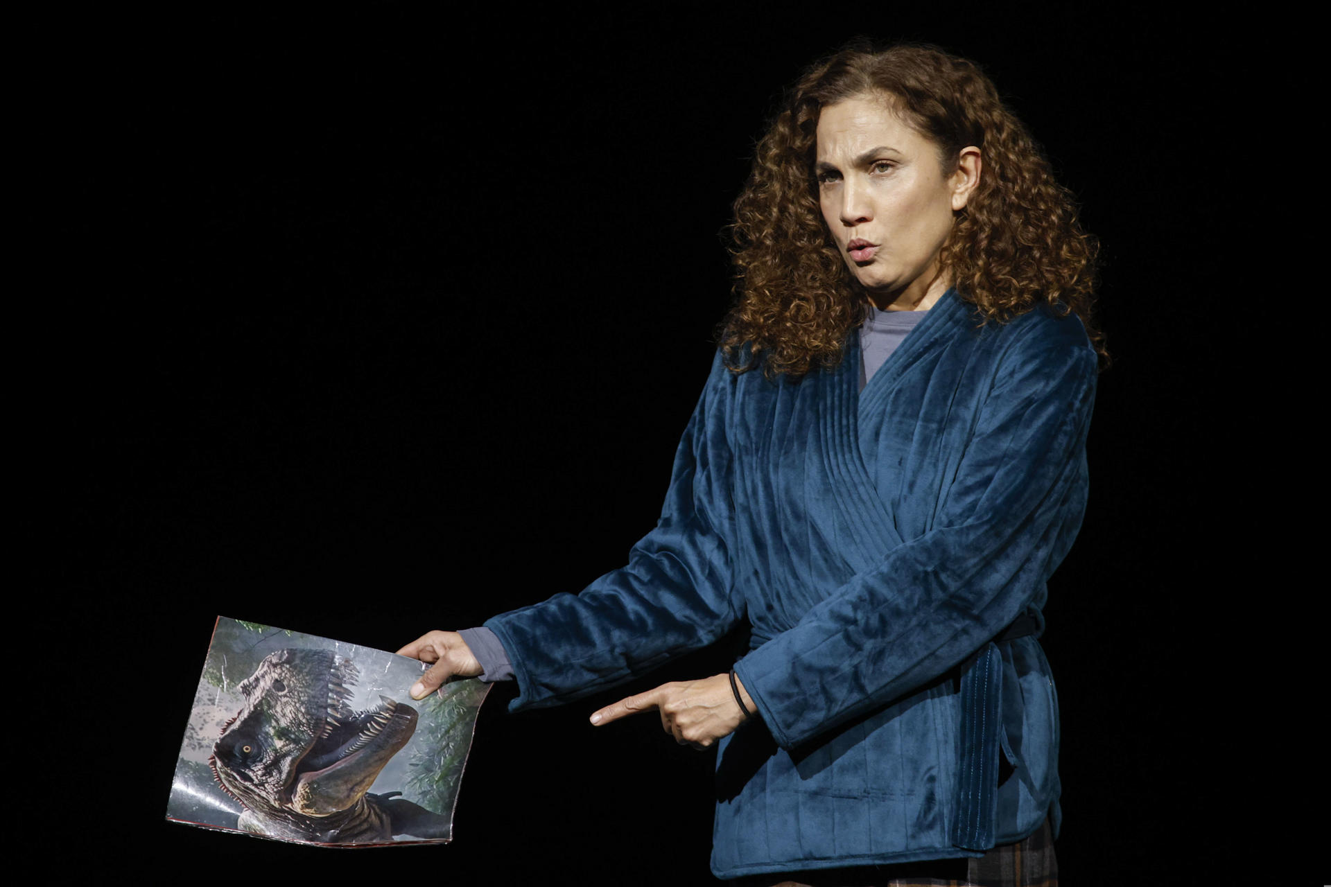 La actriz Toni Acosta durante su puesta en escena de la obra ´Una madre de película´, inaugurando el Festival Internacional del Monólogo Teatral Singular´ hoy viernes en la localidad coruñesa de Narón. EFE / Kiko Delgado.