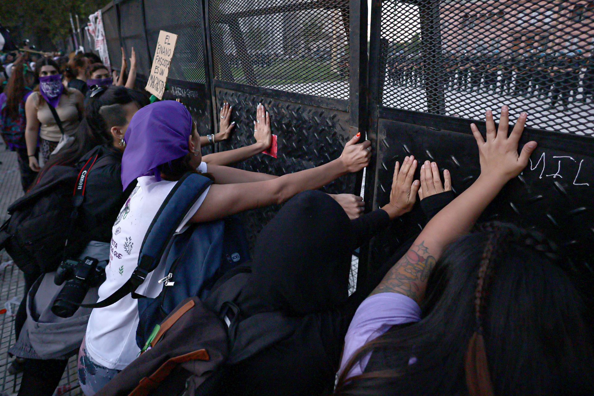 Mujeres participan en una manifestación en el marco del Día Internacional de la Mujer este sábado, en Buenos Aires (Argentina). EFE/ STR