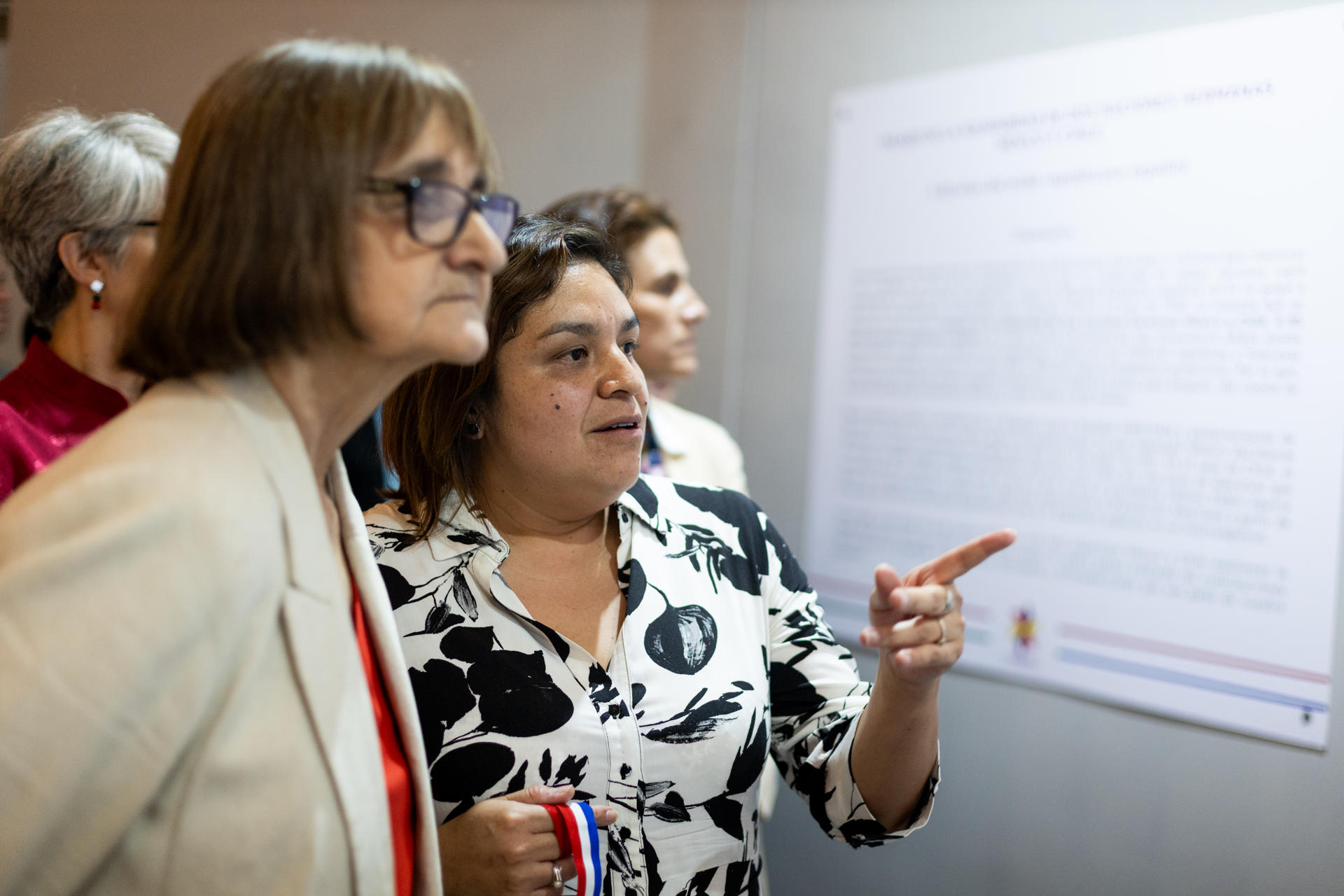 La rectora de la Universidad de Chile, Rosa Devés (i), y la embajadora de México en Chile, Laura Beatriz Moreno Rodríguez, asisten a la inauguración de la exposición 'Pasajes de la solidaridad de dos naciones hermanas: México y Chile a 85 años del exilio republicano español' este martes, en Casa Central de la Universidad de Chile, en Santiago (Chile). EFE/ Ailen Díaz