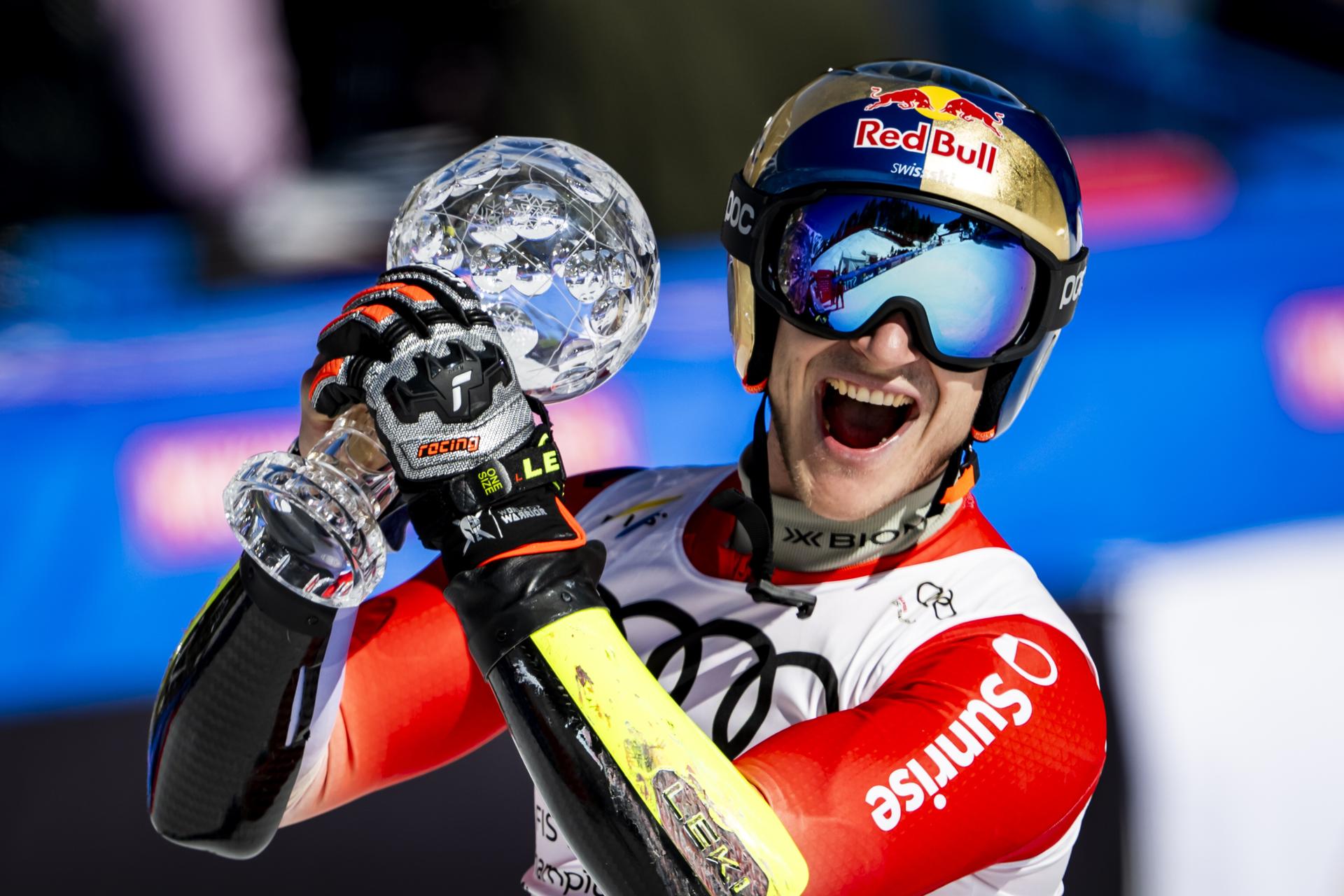 Sun Valley (Estados Unidos), 26/03/2025.- El suizo Marco Odermatt, cuádruple ganador de la Copa del Mundo de esquí alpino, festeja con el Globo de Cristal de gigante, después de la última prueba de esta disciplina, que acabó segundo este miércoles en la estación de Sun Valley, en Idaho (EEUU). EFE/EPA/JEAN-CHRISTOPHE BOTT