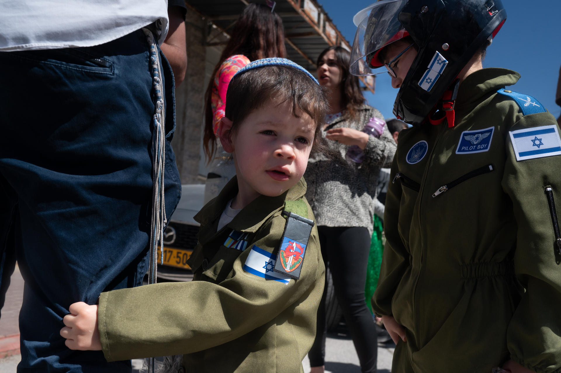 Colonos israelíes recorren las calles de la ciudad palestina de Hebrón, en la Cisjordania ocupada, este domingo durante la celebración de Purim, una de las fiestas más alegres del calendario judío. Conmemora la salvación de los judíos en los tiempos que vivían en Persia. EFE/ Magda Gibelli