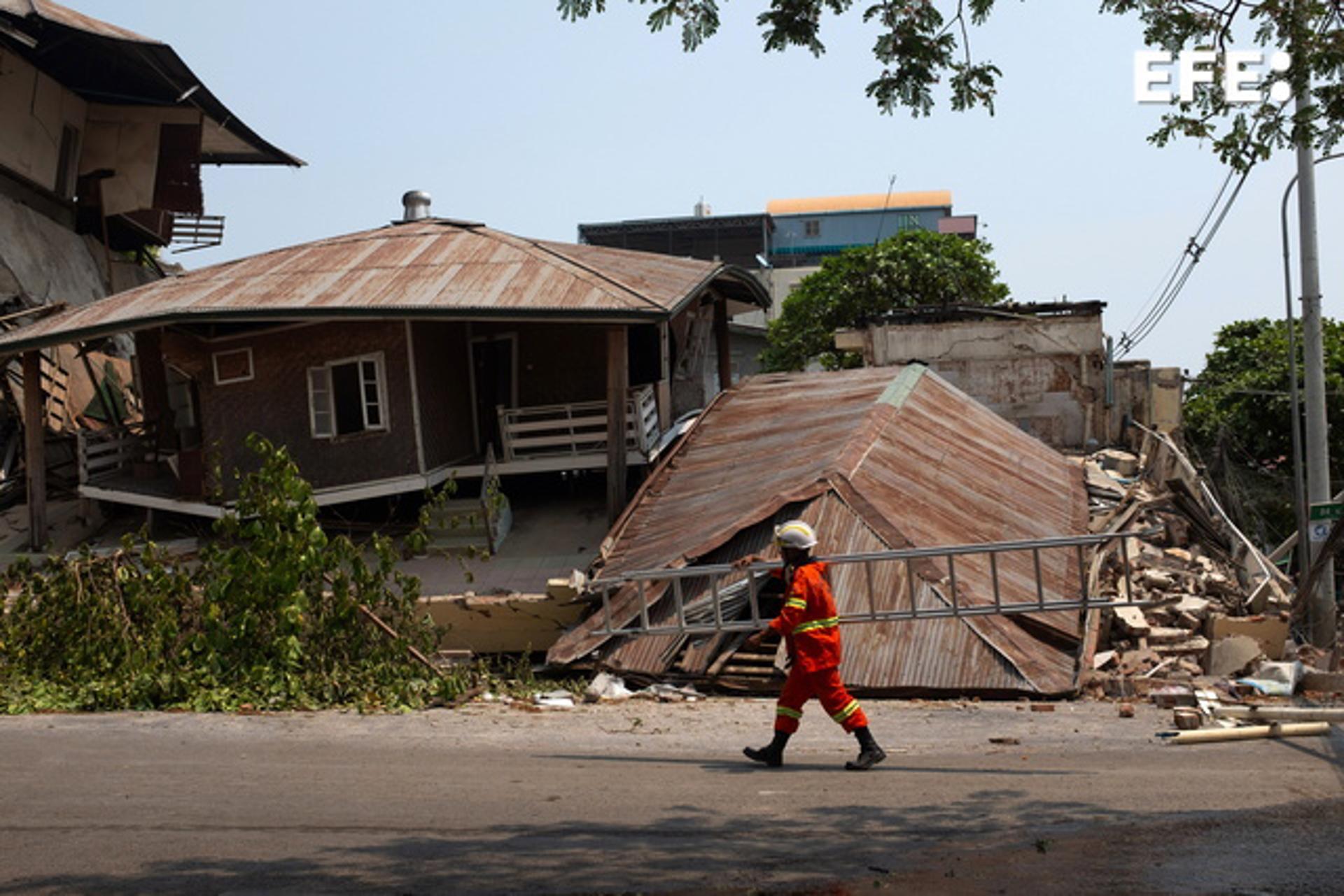 Un rescatista pasa justo a un edificio derrumbado por el terremoto en Mandalay, Birmania (Myanmar), el 30 de marzo de 2025. EFE/EPA/STRINGER