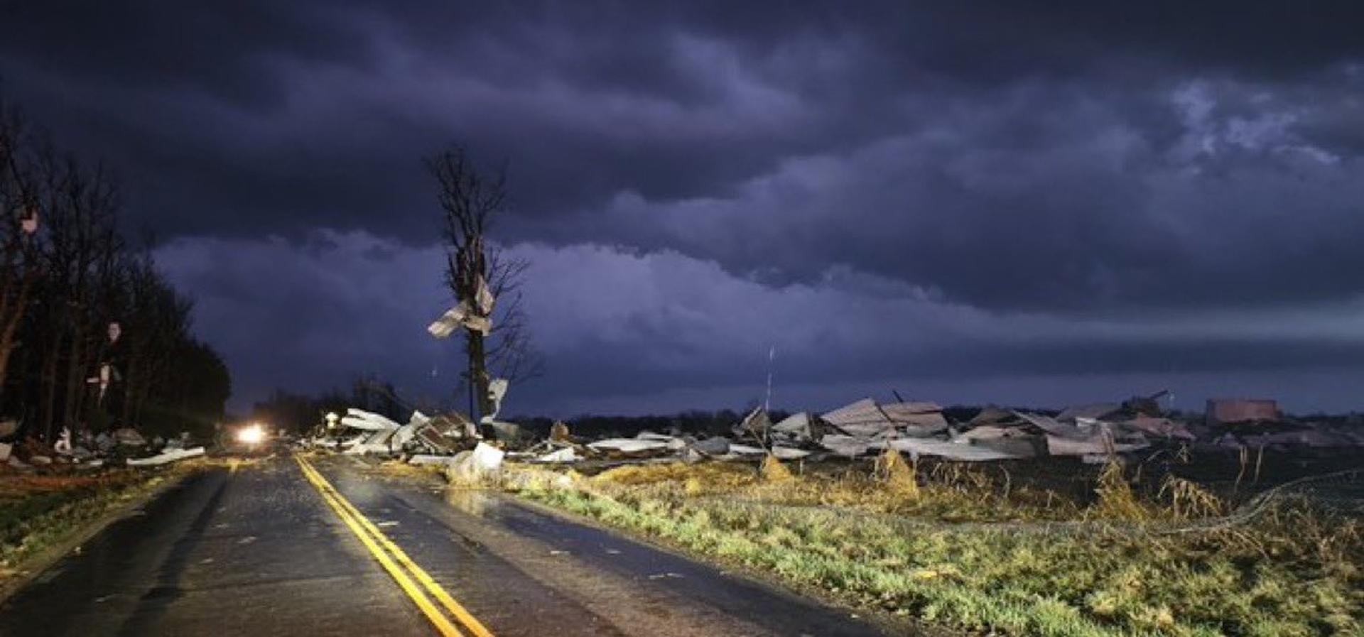 Fotografía facilitada este sábado, 15 de marzo, por la Patrulla de Carreteras del Estado de Misuri en la que se registraron los daños causados por una serie de fuertes tormentas que azotaron la víspera el Medio Oeste del condado de Seymour (Misuri, EE.UU.). EFE/Patrulla de Carreteras del Estado de Misuri