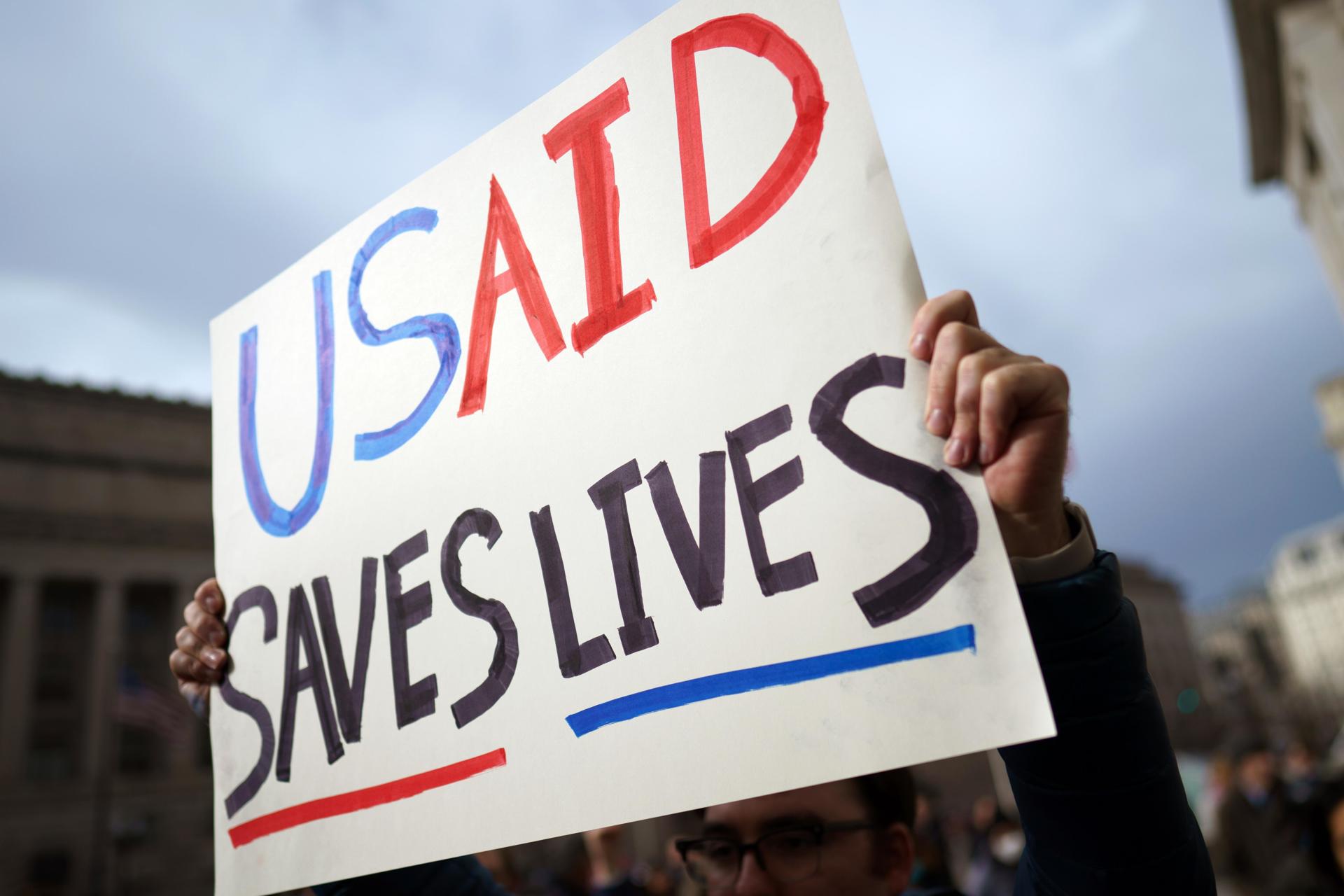 Un manifestante sostiene una pancarta frente a la Agencia de Estados Unidos para el Desarrollo Internacional (USAID) en Washington, DC, EE.UU., el 3 de febrero de 2025. EFE/EPA/WILL OLIVER