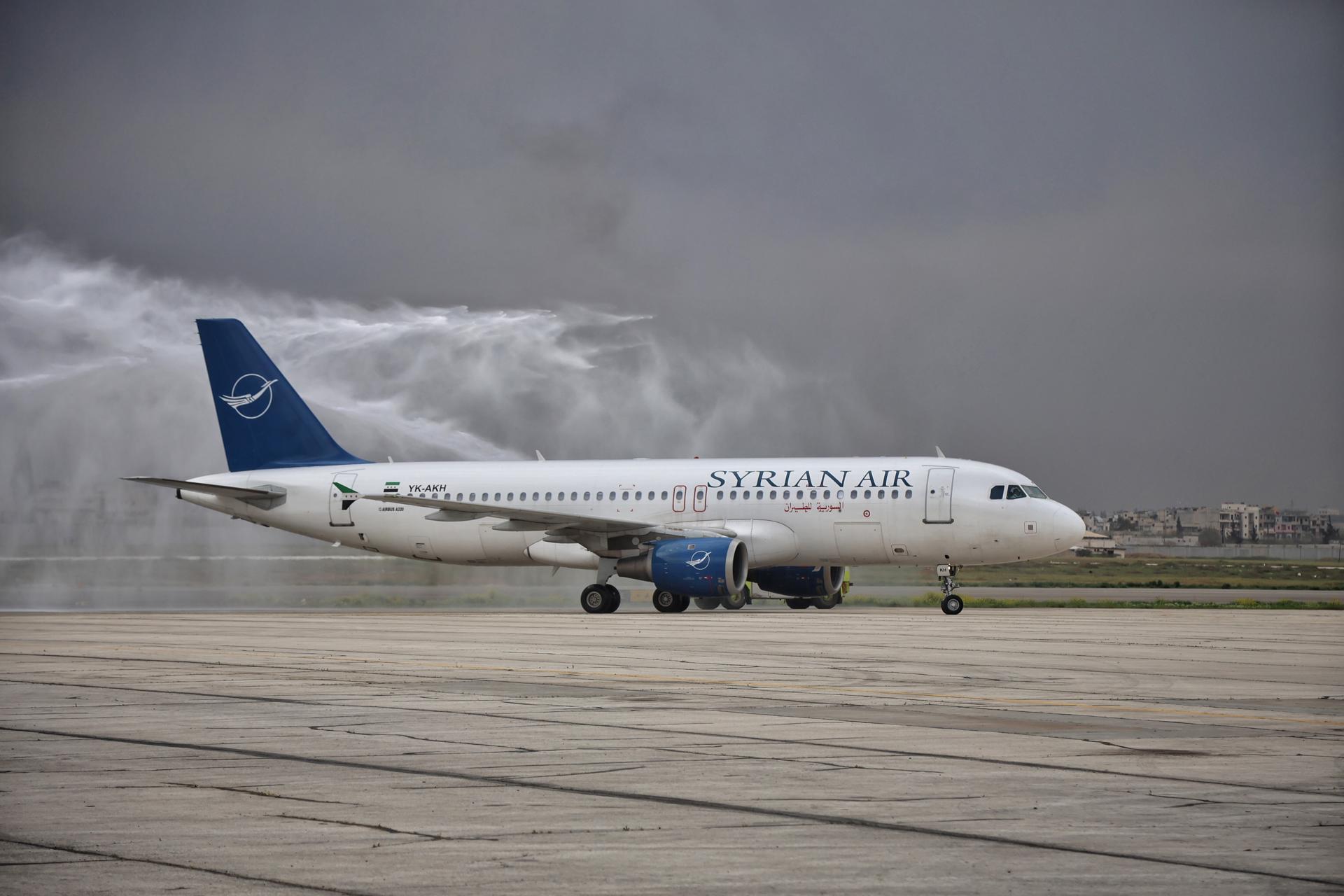 Una aeronave de Syrian Air aterriza en la pista del Aeropuerto Internacional de Alepo tras su reapertura oficial en Alepo, Siria, el 18 de marzo de 2025. El avión fue el primero en aterrizar desde Damasco tras la reapertura del aeropuerto. El aeropuerto civil de Alepo es el segundo en Siria en reabrir desde la caída del régimen de Bashar al-Assad en diciembre de 2024. (Siria, Damasco) EFE/EPA/BILAL AL HAMMOUD