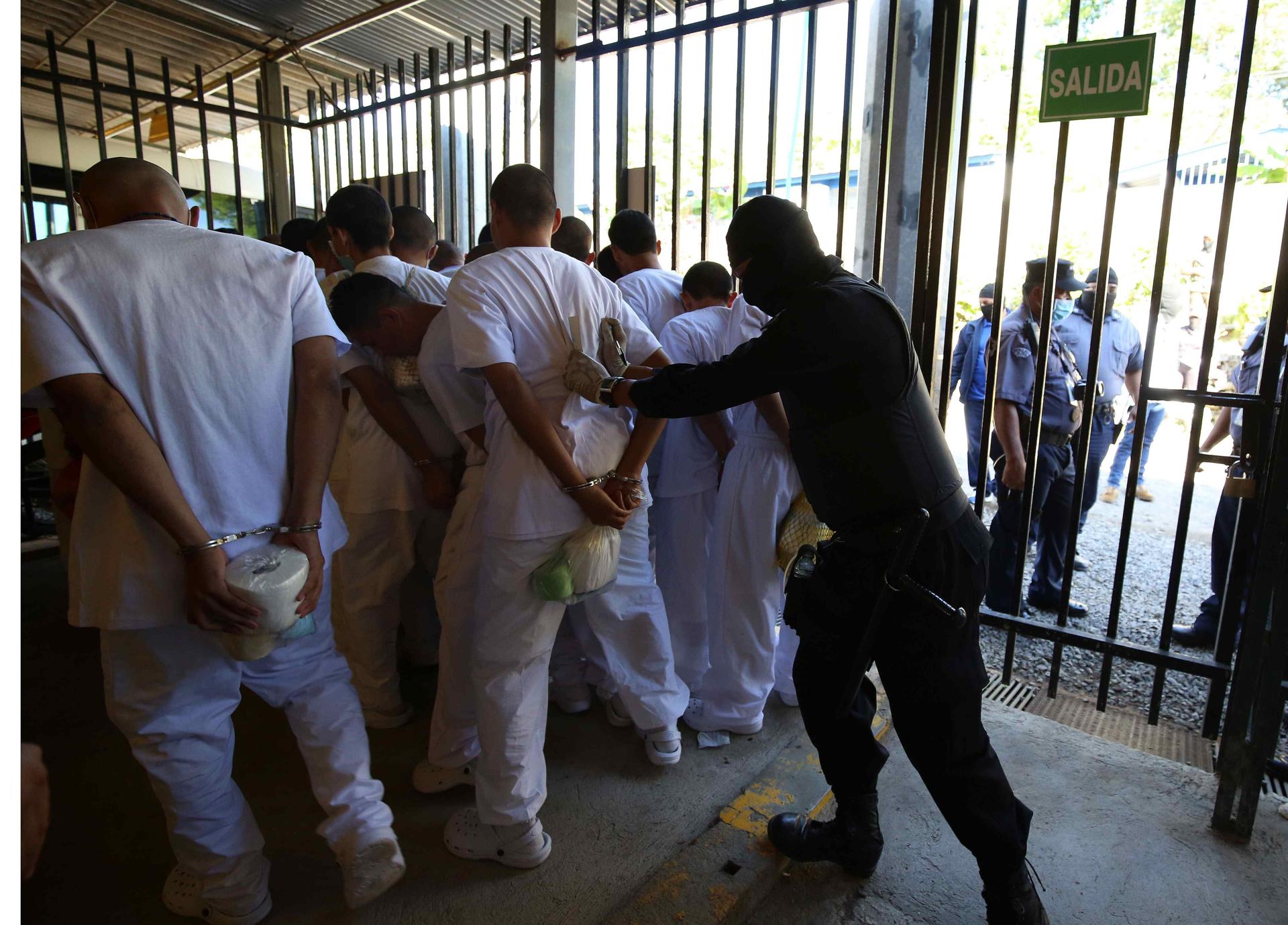Foto de archivo que muestra a varios integrantes de la MS-13 en El Salvador. EFE/ Miguel Lemus