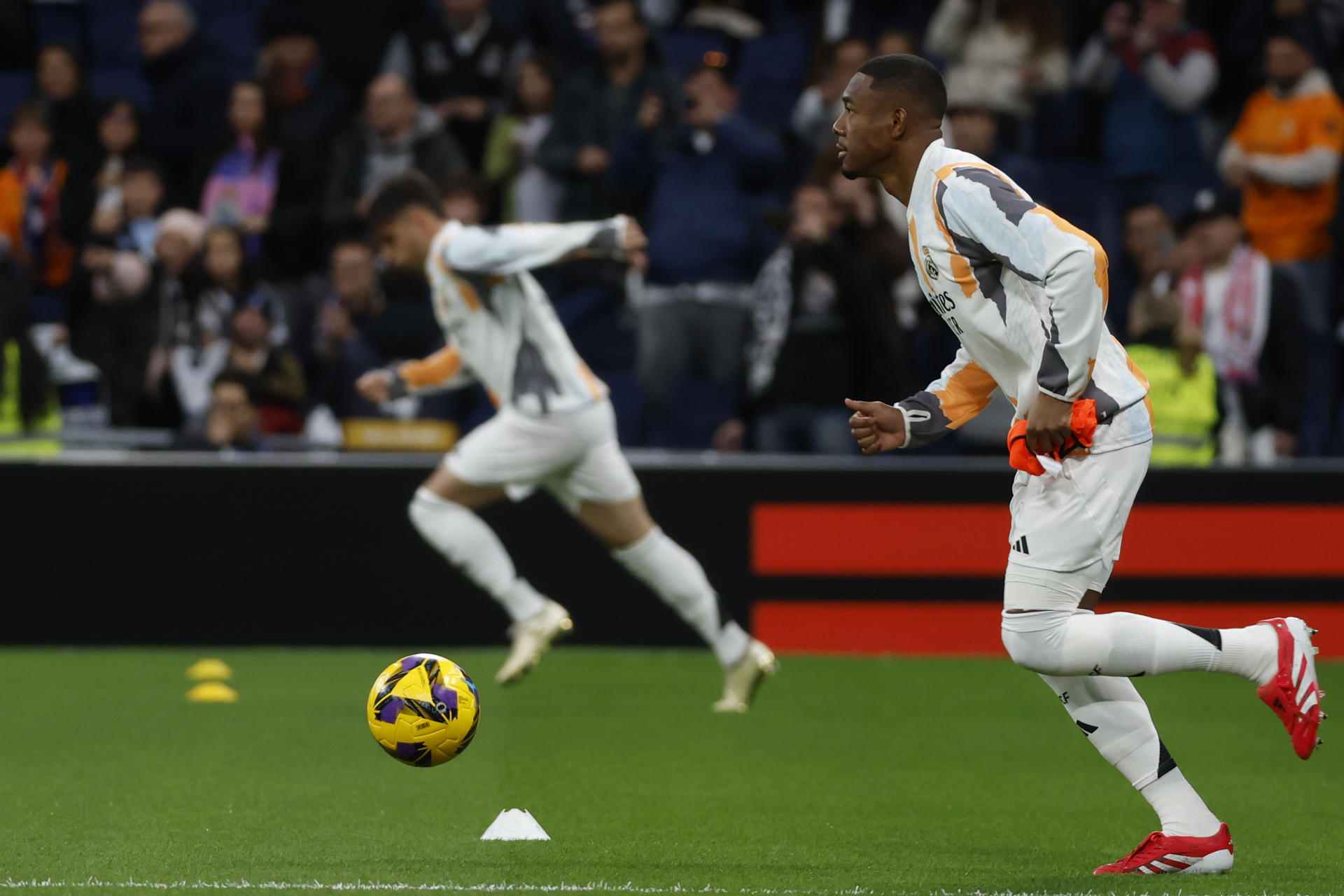 - El defensa del Real Madrid David Alaba, calienta antes del partido de la jornada 27 de LaLiga EA Sports entre el Real Madrid y el Rayo Vallecano este domingo en el Santiago Bernabéu. EFE/ Mariscal