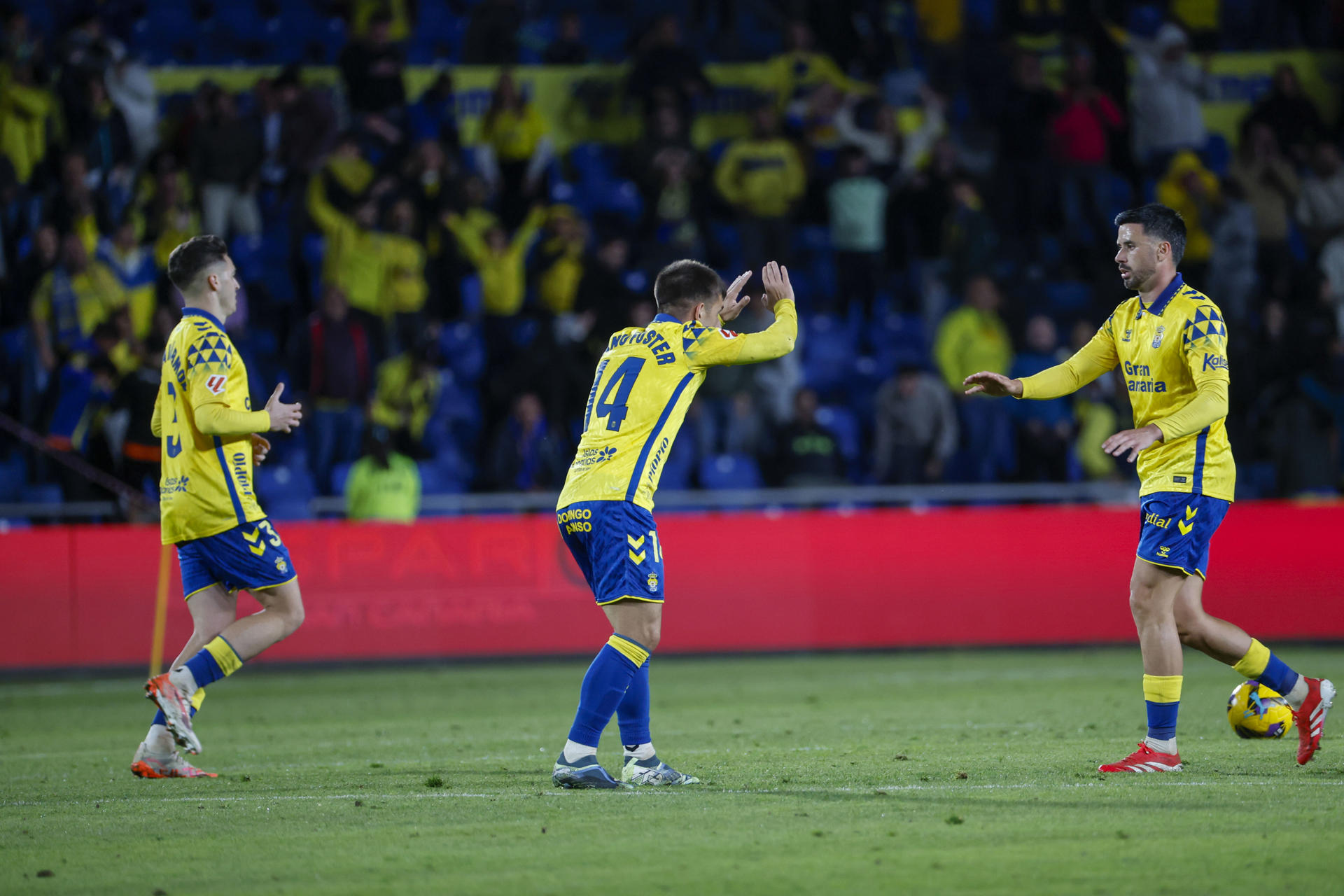 GRAFCAN5487. LAS PALMAS DE GRAN CANARIA, 14/03/2025.- Los jugadores de la UD Las Palmas celebran un gol frente al Deportivo Alavés durante el partido correspondiente a la jornada 28 de LaLiga EA Sports disputado este viernes en el estadio de Gran Canaria, en Las Palmas de Gran Canaria. EFE/ Elvira Urquijo A.