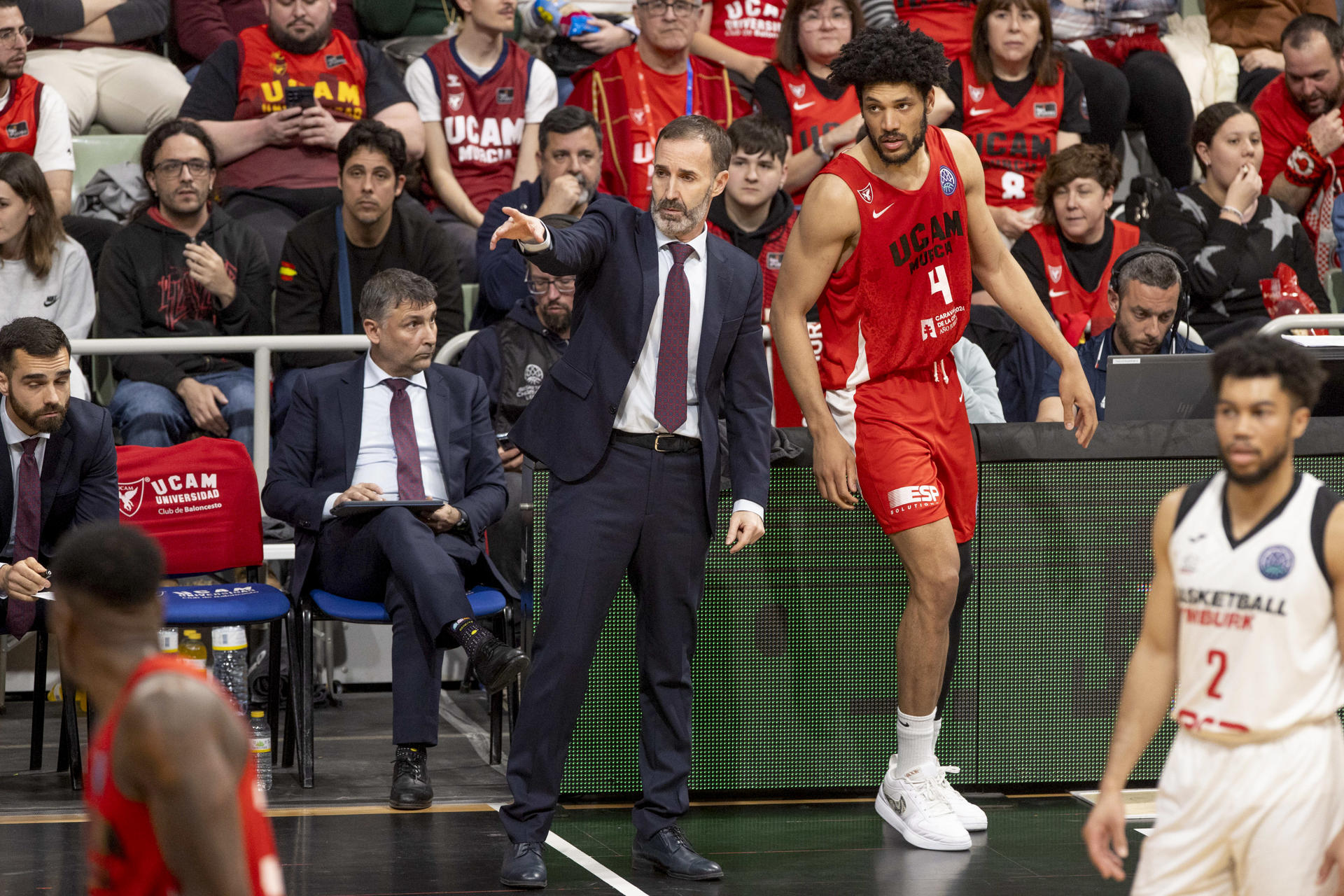El entrenador de UCAM Murcia Sito Alonso durante el partido octavos de final de la Liga de Campeones que UCAM Murcia y ERA Nymburk están disputando este miércoles en el Palacio de los Deportes de Murcia. EFE/Marcial Guillén