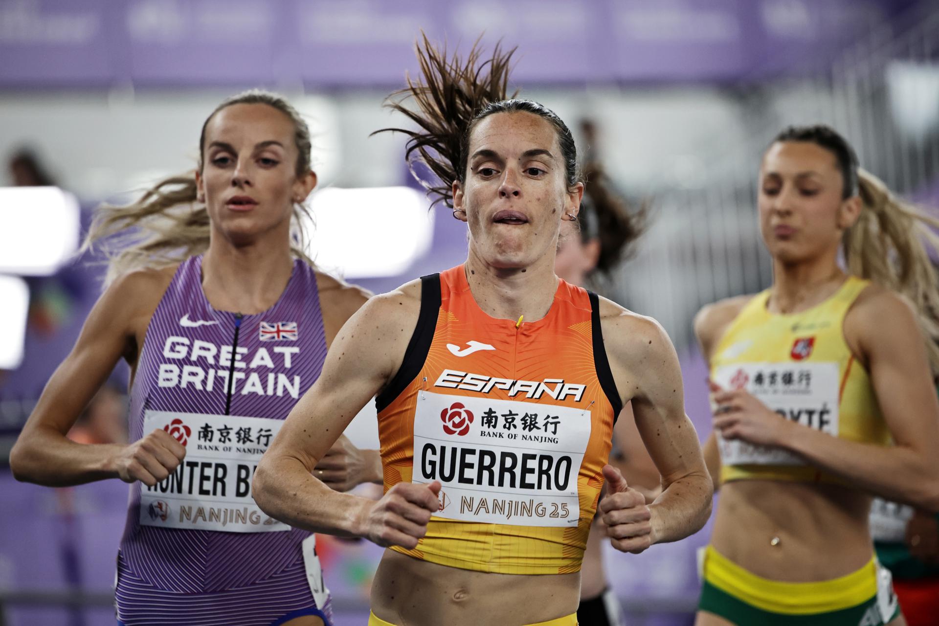 Esther Guerrero, durante la semifinal de 1.500 metros de los Mundiales en pista cubierta de Nanjing. EFE/EPA/ANDRES MARTINEZ CASARES