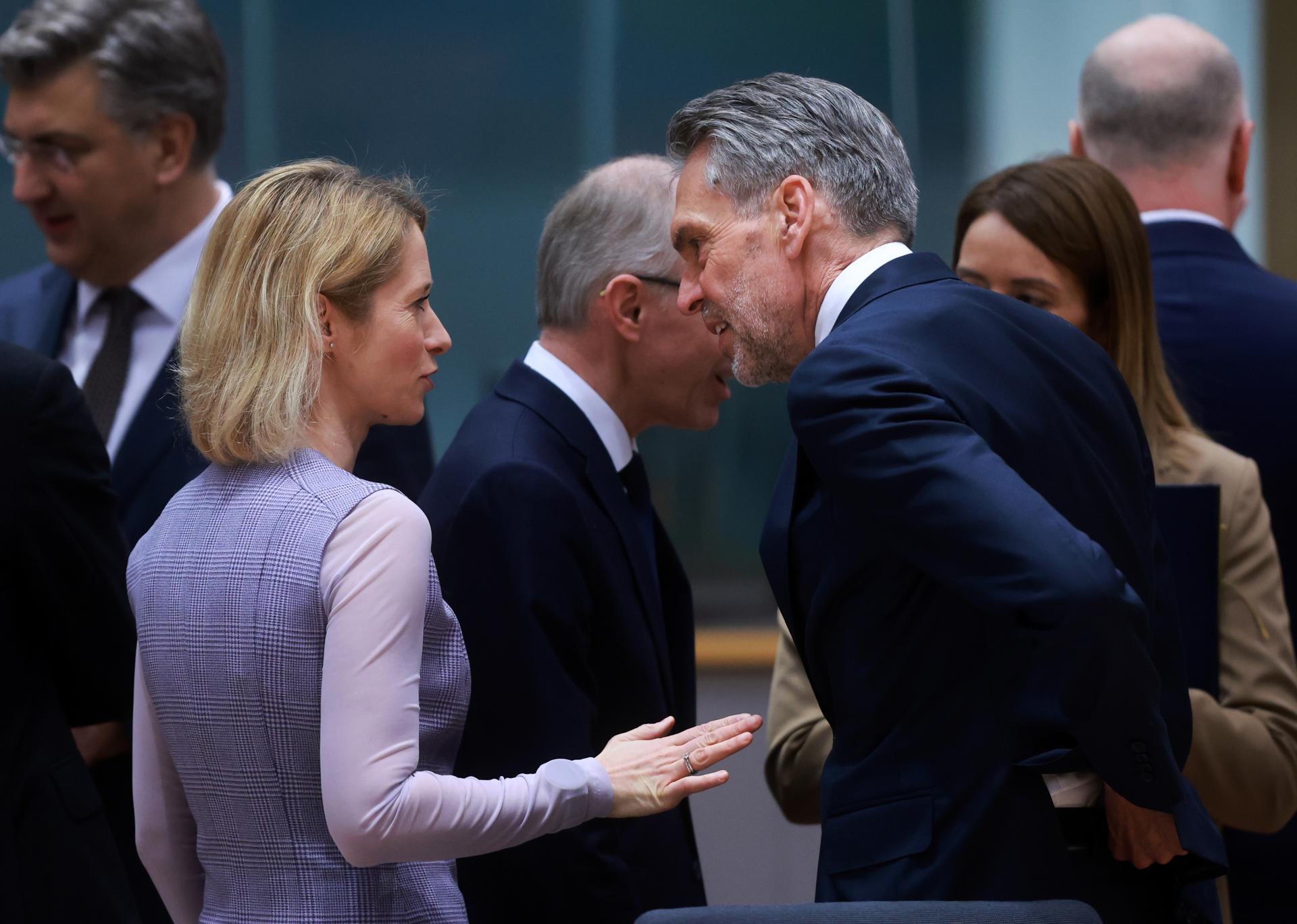 La Alta Representante de la Unión Europea para Asuntos Exteriores y Política de Seguridad, Kaja Kallas (I), habla con el Primer Ministro de los Países Bajos, Dick Schoof (D), mientras asisten a una cumbre del Consejo Europeo en Bruselas, Bélgica, el 20 de marzo de 2025. La competitividad, los últimos acontecimientos en Ucrania y la política de defensa europea serán discutidos por los líderes de la UE en la cumbre. (Bélgica, Ucrania, Bruselas) EFE/EPA/OLIVIER HOSLET