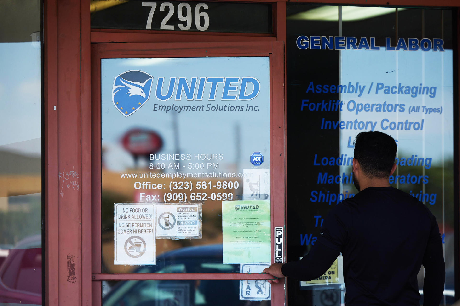 Fotografía de archivo del 2 de agosto de 2024 de una persona ingresando a una agencia de empleo en Los Ángeles, California (Estados Unidos). EFE/EPA/ Allison Dinner