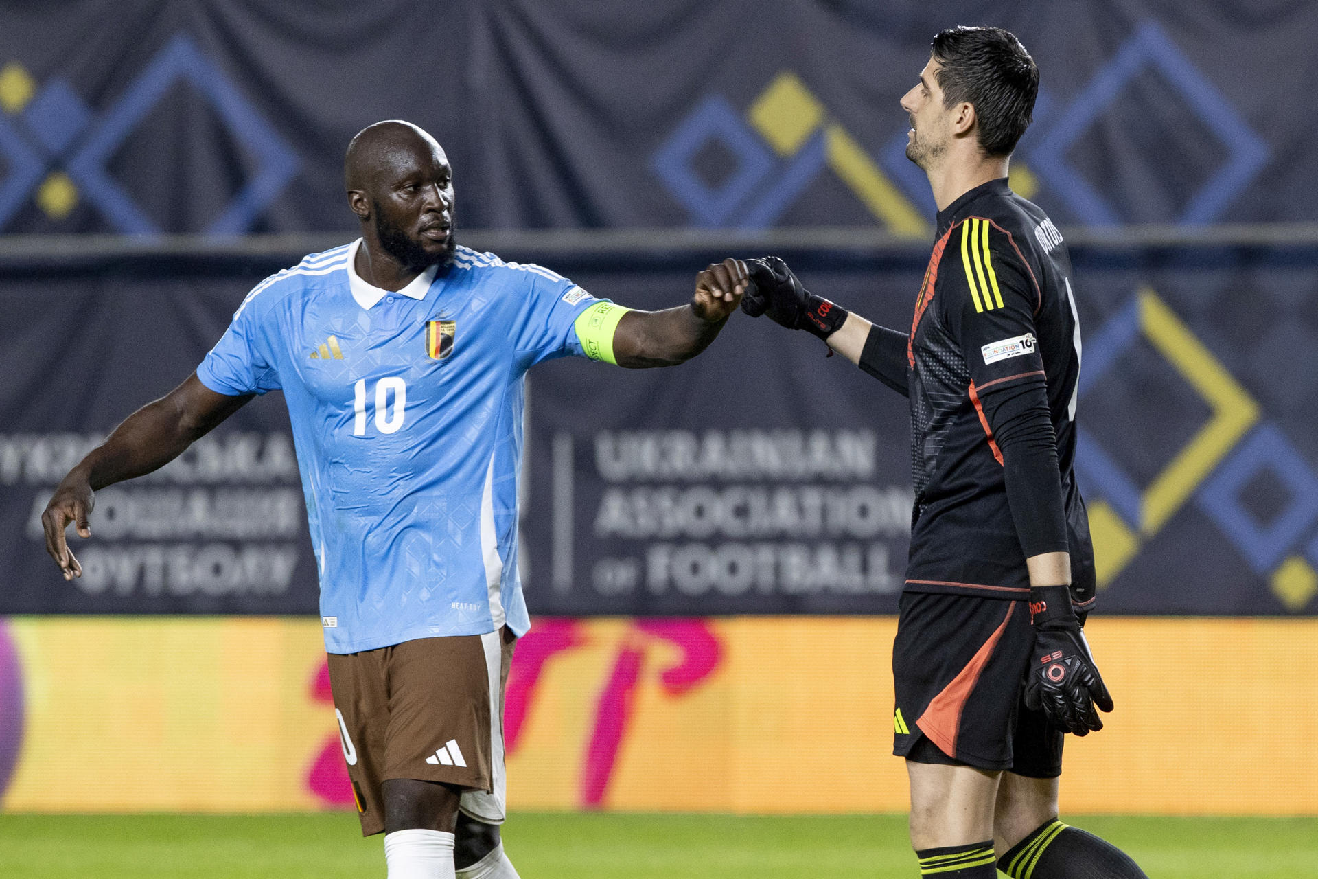 Los jugadores de Bélgica, Lukaku y Courtois (dch), durante el partido de la Liga de Naciones ante Ucrania. EFE/Marcial Guillén