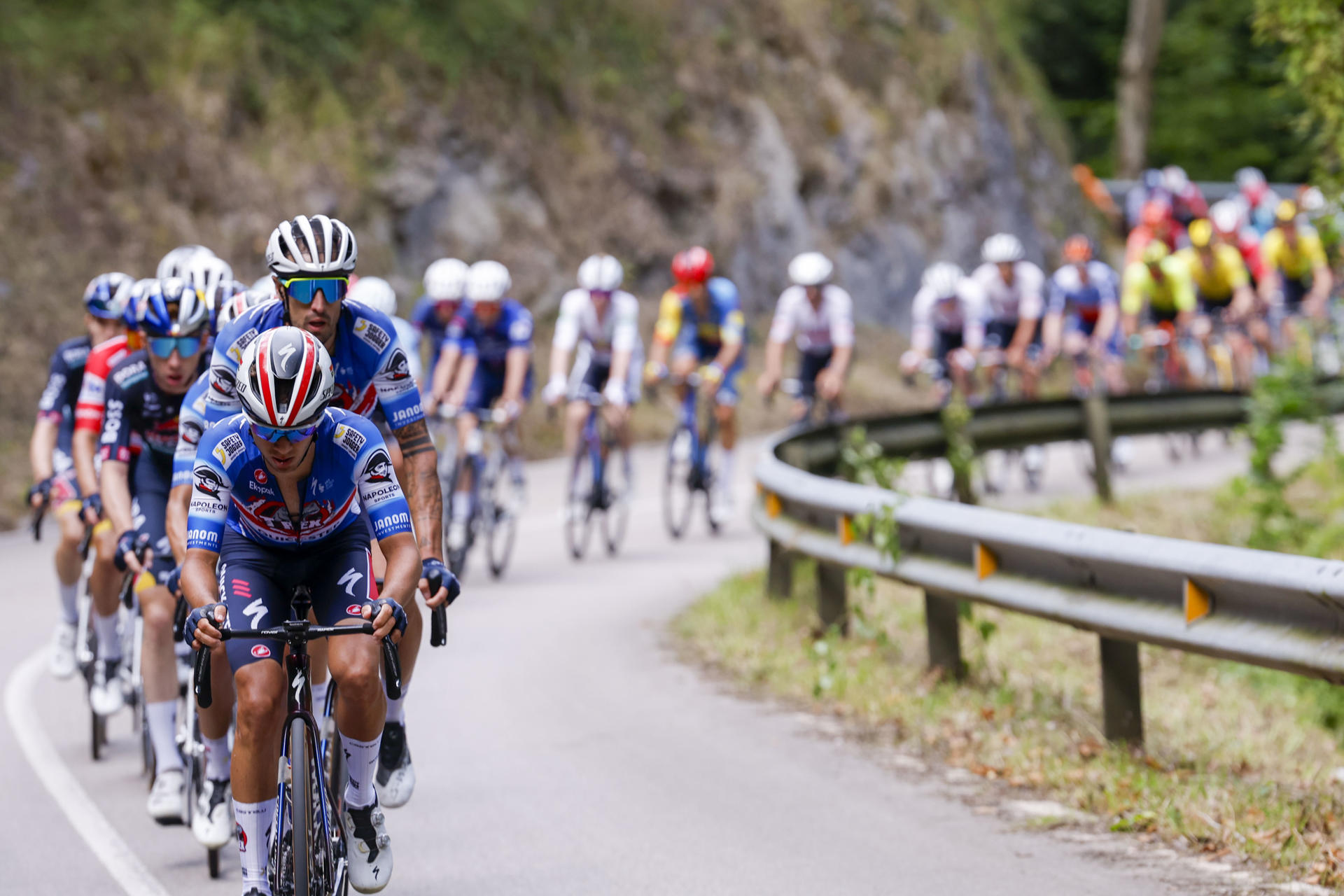 El pelotón de ciclistas durante la vigésima y penúltima etapa de la 79 Vuelta a España. EFE/ Javier Lizón