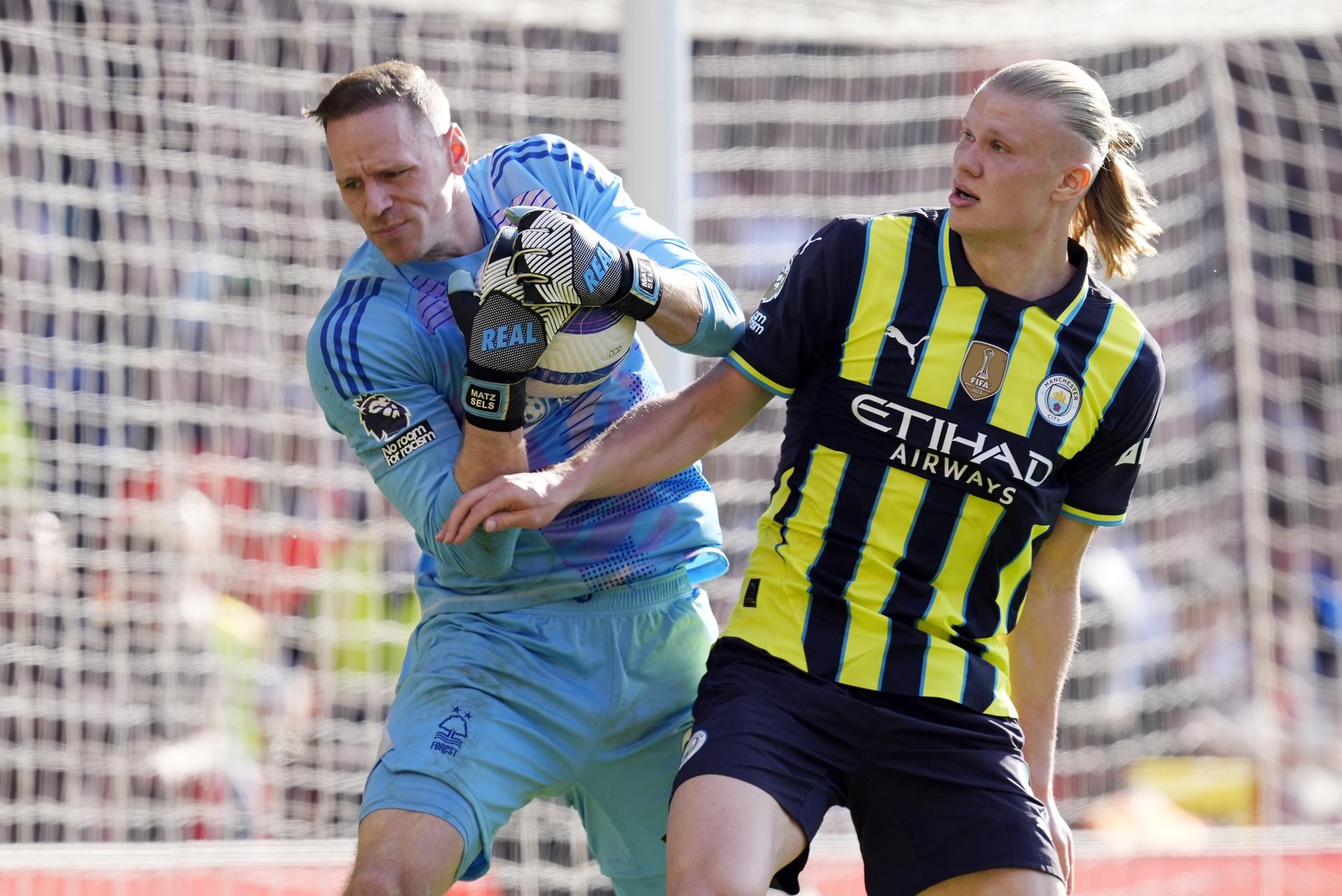 El portero Matz Sels (I), de Nottingham Forest, y el delantero noruego Erling Haaland durante el partido de la Premier League que han  jugado Nottingham Forest y Manchester City, en Nottingham, Reino Unido. EFE/EPA/TIM KEETON