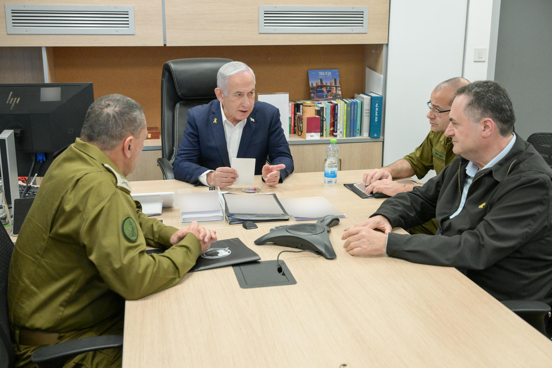 El primer ministro Benjamin Netanyahu realizó recientemente una evaluación de la situación de seguridad en el Kirya en Tel Aviv con el ministro de Defensa, Yisrael Katz, y los jefes del establecimiento de defensa. El primer ministro israelí ordenó una vuelta a la guerra en Gaza, tras lanzar un ataque masivo en la franja y romper así el alto el fuego vigente desde hace dos meses con Hamás, en medio de una crisis interna por su anuncio del cese del jefe del servicio de inteligencia interior.-EFE/ Maayan Toaf/LMA ***SOLO USO EDITORIAL/SOLO DISPONIBLE PARA ILUSTRAR LA NOTICIA QUE ACOMPAÑA (CRÉDITO OBLIGATORIO)***