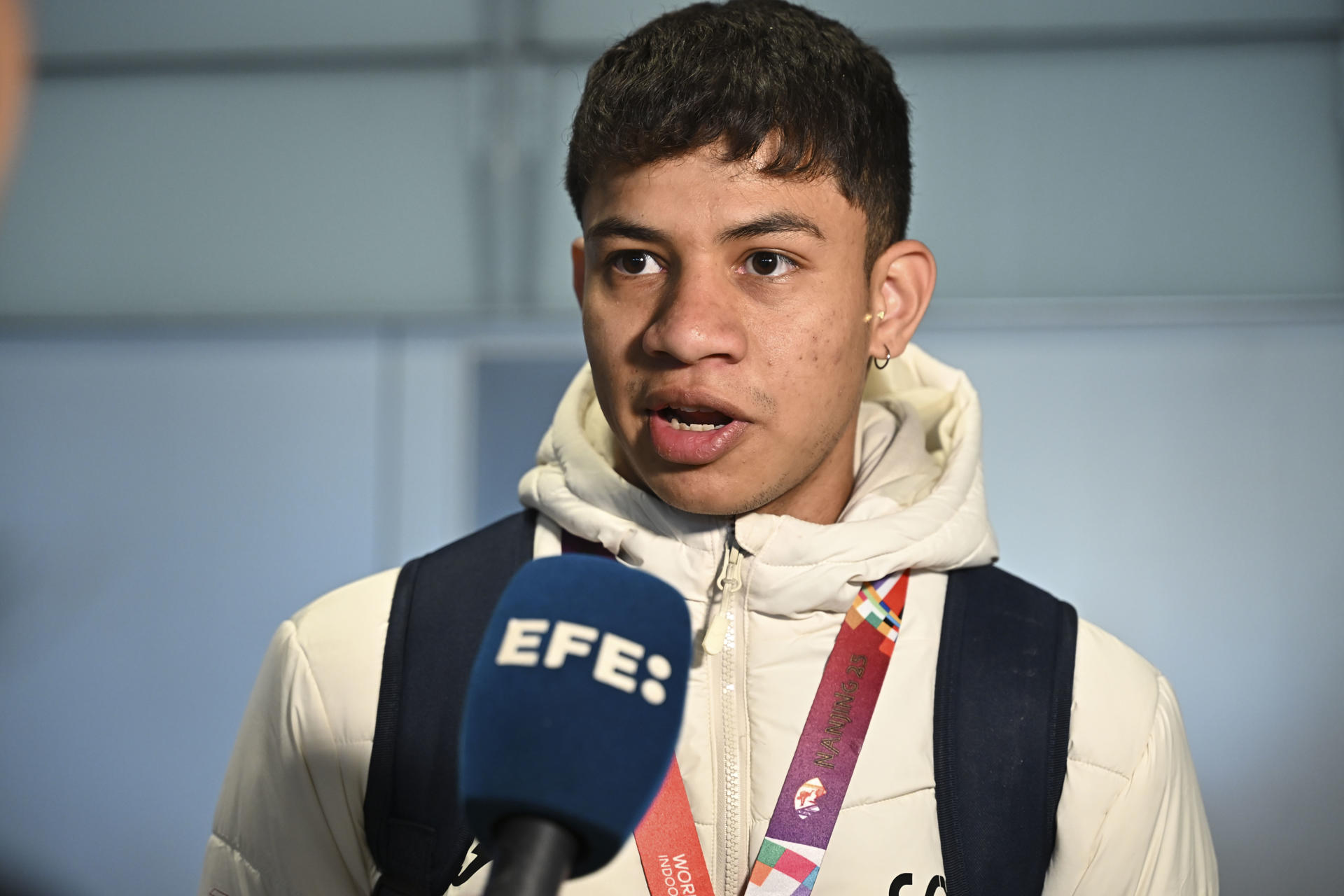 El atleta español Elvin Josué Canales, bronce en 800, se dirige a los medios a su llegada a su llegada este martes al aeropuerto de Barajas, Madrid, con el resto del equipo español que ha participado en los Mundiales de Atletismo en pista cubierta de Nankín (China). EFE/ Fernando Villar