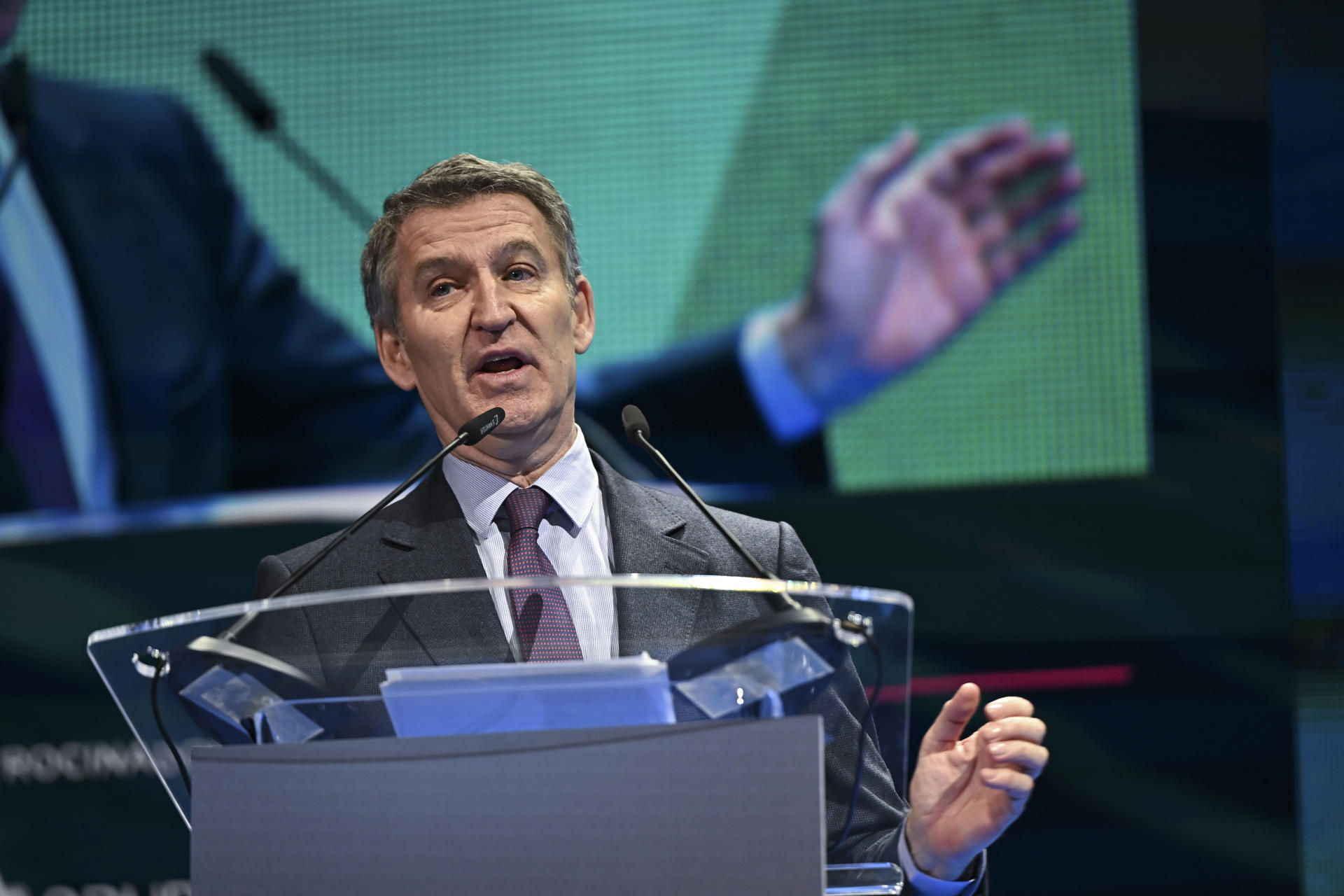 El presidente del PP, Alberto Núñez Feijóo, interviene en la primera jornada del congreso anual de la patronal de los concesionarios, Faconauto 2025, este miércoles en el palacio municipal de congresos de Ifema en Madrid. Una jornada que coincide con la presentación por parte de la Comisión Europea de un Plan de Acción Integral sobre el futuro de la industria de la automoción europea que podría suavizar sanciones por emisiones de CO₂ y fomentar el mercado de vehículos eléctricos.