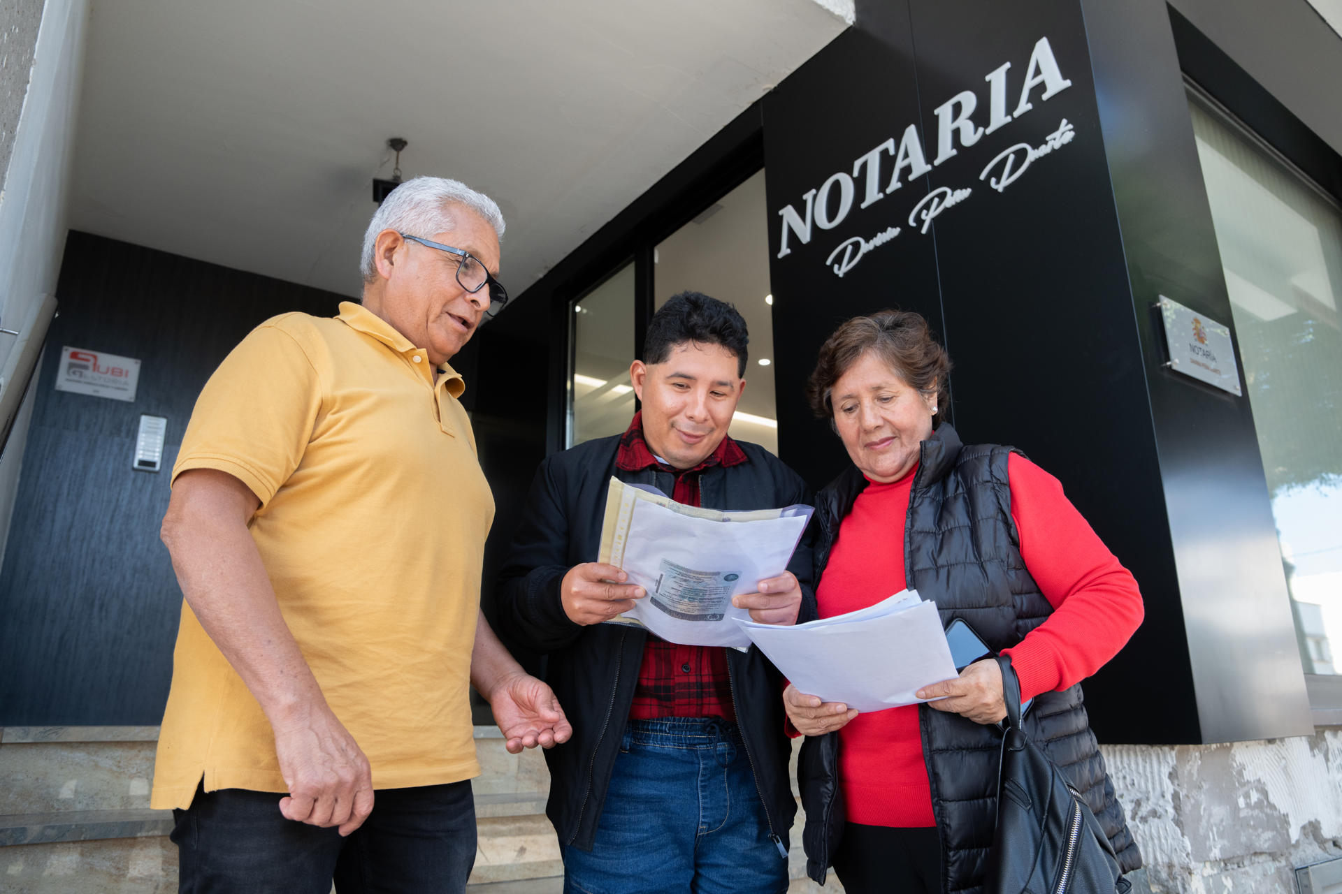 Una pareja de emigrantes peruanos residentes en Fuerteventura ha conseguido ganar la batalla legal para que España conceda la nacionalidad a su hijo mayor sin exigirle el examen de conocimiento político y cultural del país, un requisito habitual para estos casos, pero que parecía infranqueable para un joven con un 71 % de discapacidad intelectual. En la imagen, el joven Jesús (c) con sus padres, Jesús (i) y Nancy (d), en la notaría de Fuerteventura donde ha completado los trámites para ser reconocido como español jurando la Constitución. EFE/Carlos de Saá