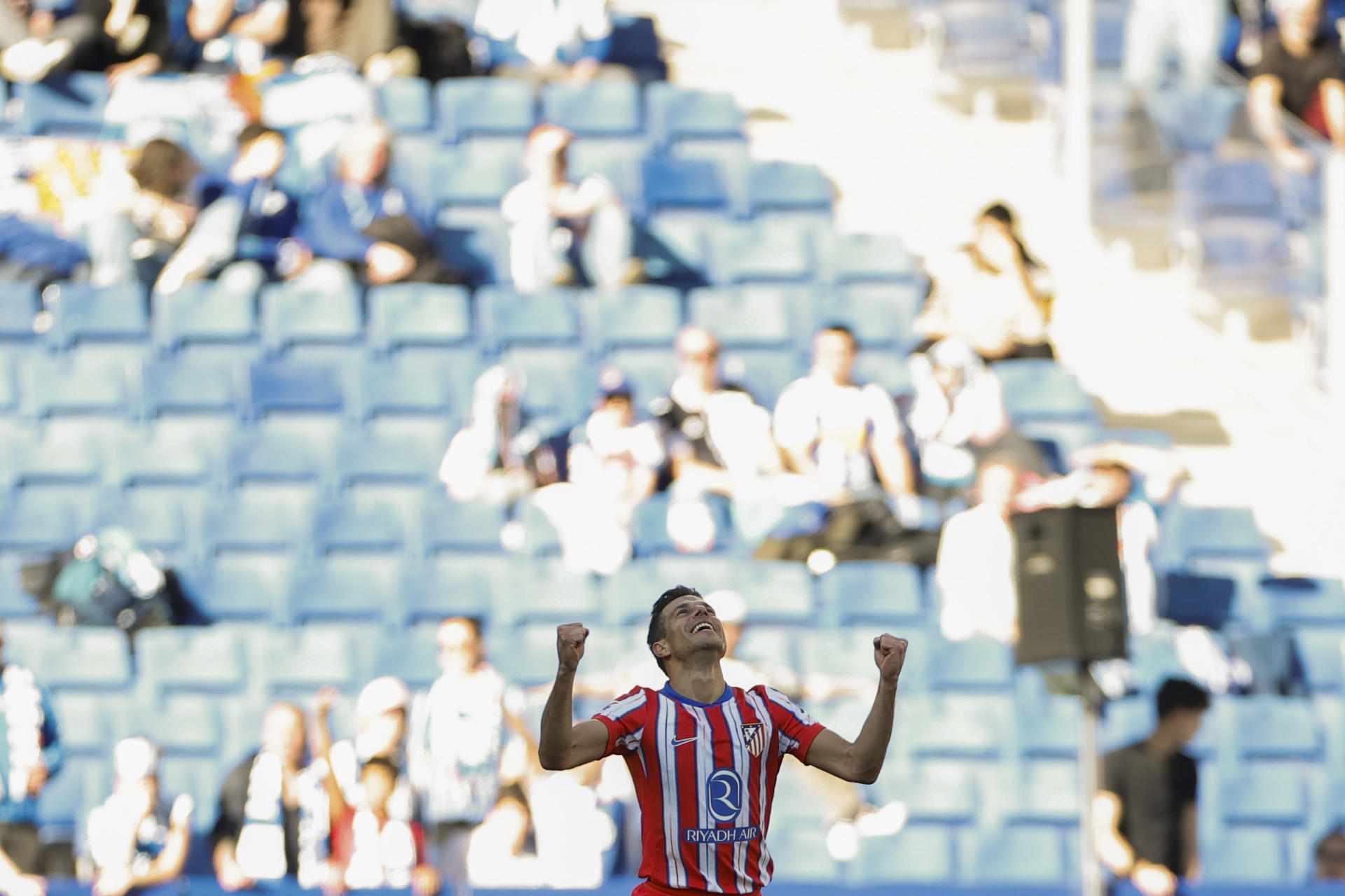 El defensa del Atlético de Madrid César Azpilicueta celebra su gol contra el RCD Espanyol, durante el partido de la jornada 29 de LaLiga entre el RCD Espanyol y el Atlético de Madrid, este sábado en el RCDE Stadium en Cornellá de Llobregat (Barcelona).- EFE/ Alberto Estévez