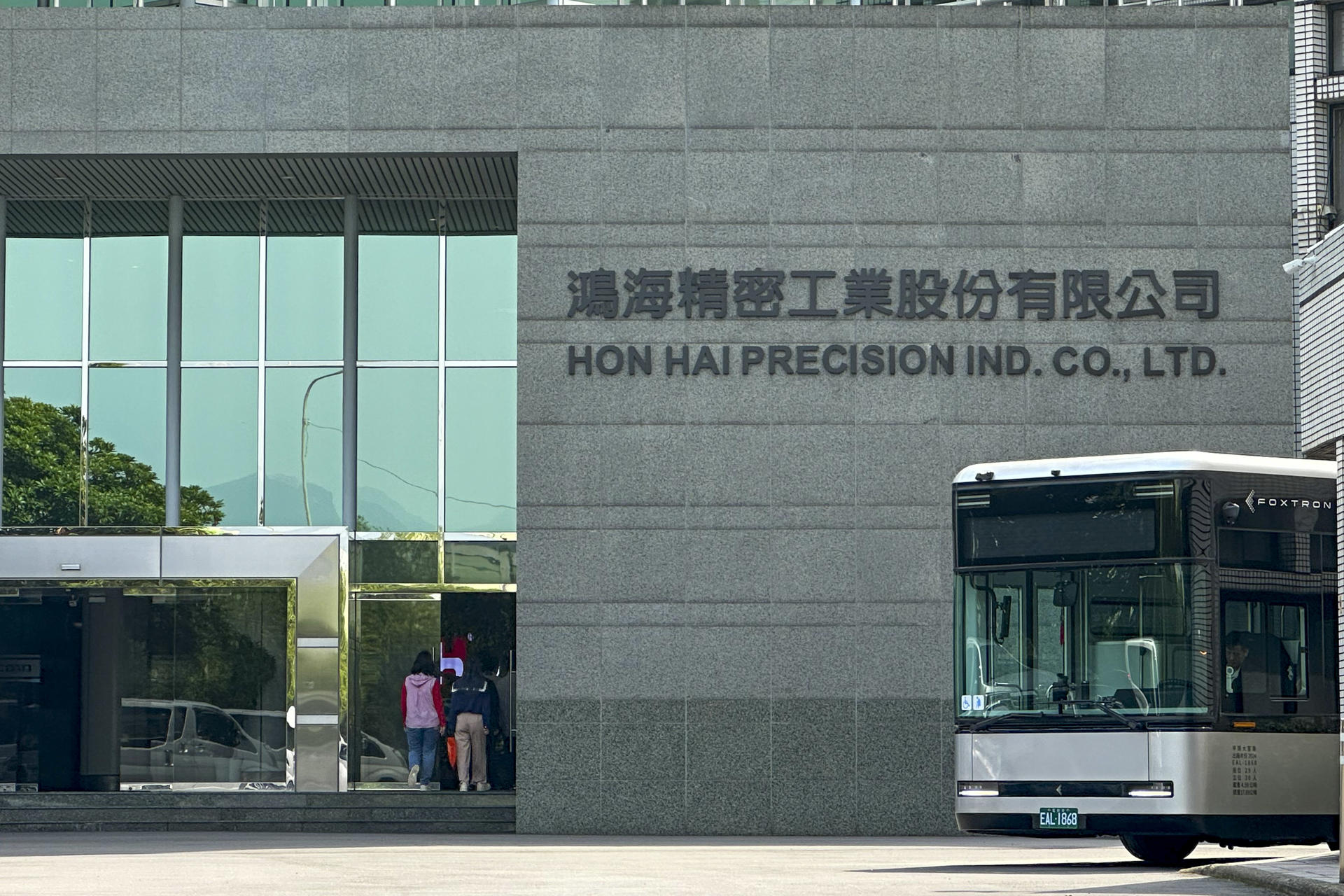 TAIPÉI (TAIWÁN), 14/03/2025.-Los beneficios de Hon Hai (Foxconn), el mayor ensamblador de productos electrónicos del mundo, ascendieron a 152.705 millones de dólares taiwaneses (4.632 millones de dólares estadounidenses, 4.272 millones de euros) en 2024, un incremento interanual del 7 % motivado por la alta demanda de servidores de inteligencia artificial (IA). EFE/Javier Castro Bugarín