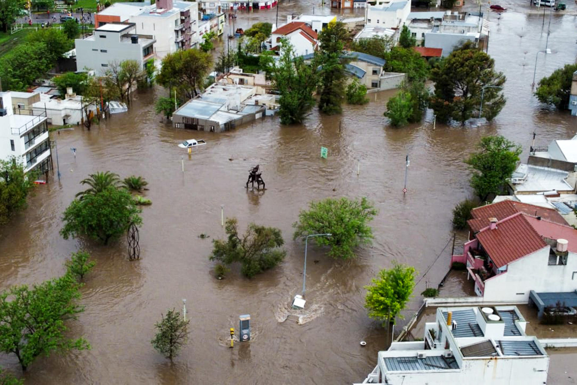 Fotografía de calles inundadas por fuertes lluvias este viernes, en Bahía Blanca (Argentina). EFE/ Pablo Presti