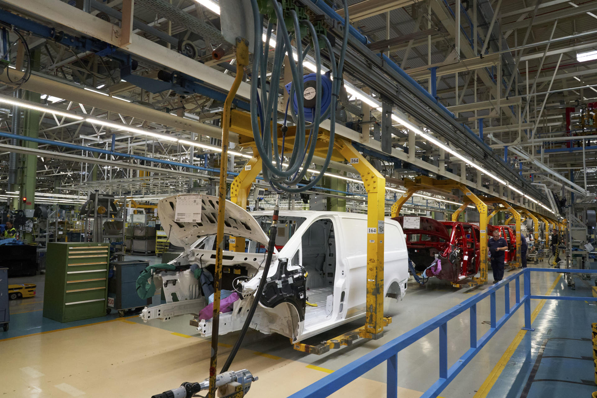 Imagen de la línea de montaje de la factoría de Mercedes Benz de Vitoria. EFE / L. Rico