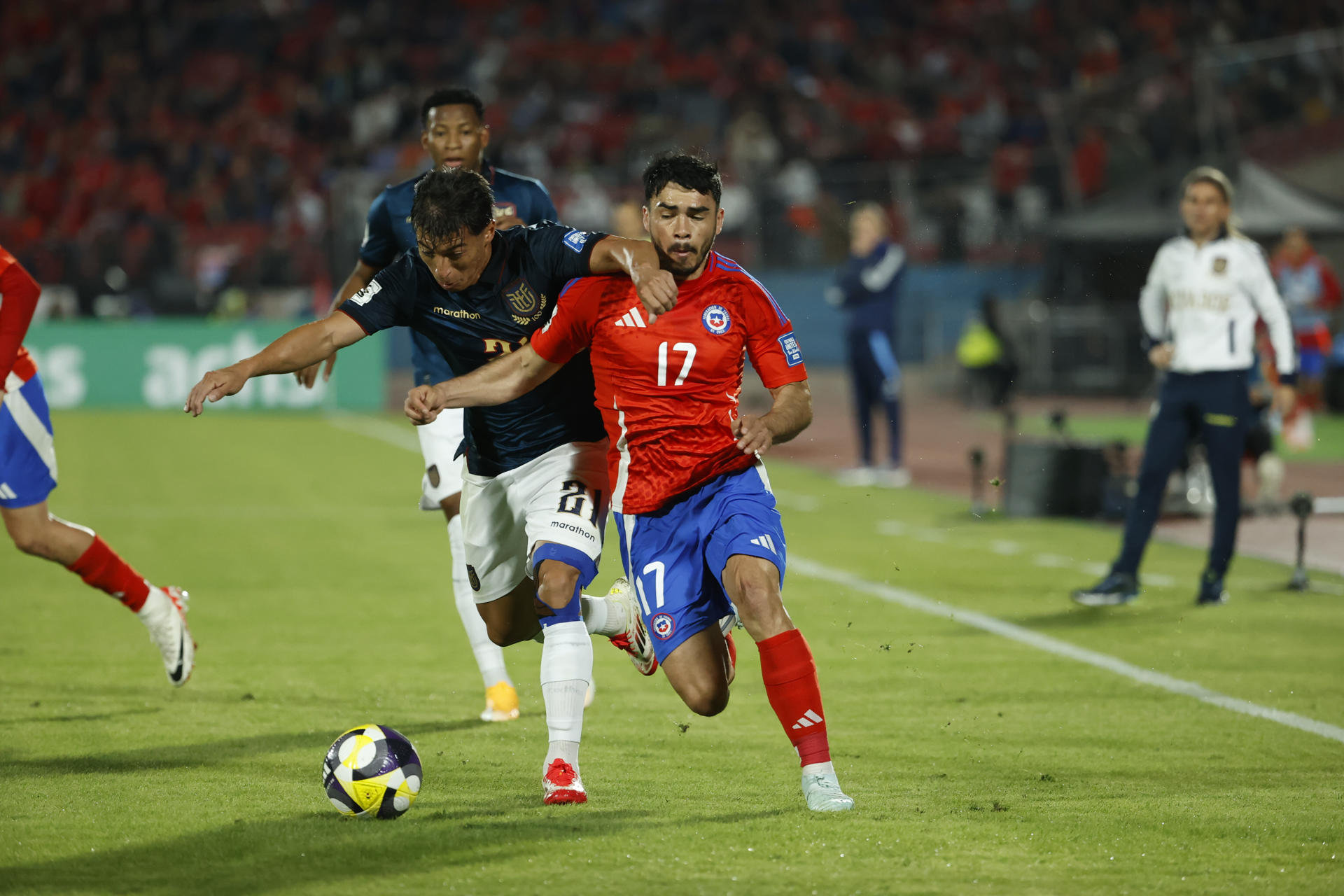 Gabriel Suazo (d) de Chile disputa el balón con Alan Franco de Ecuador en un partido de las eliminatorias sudamericanas para el Mundial de 2026. EFE/Elvis Gonzalez