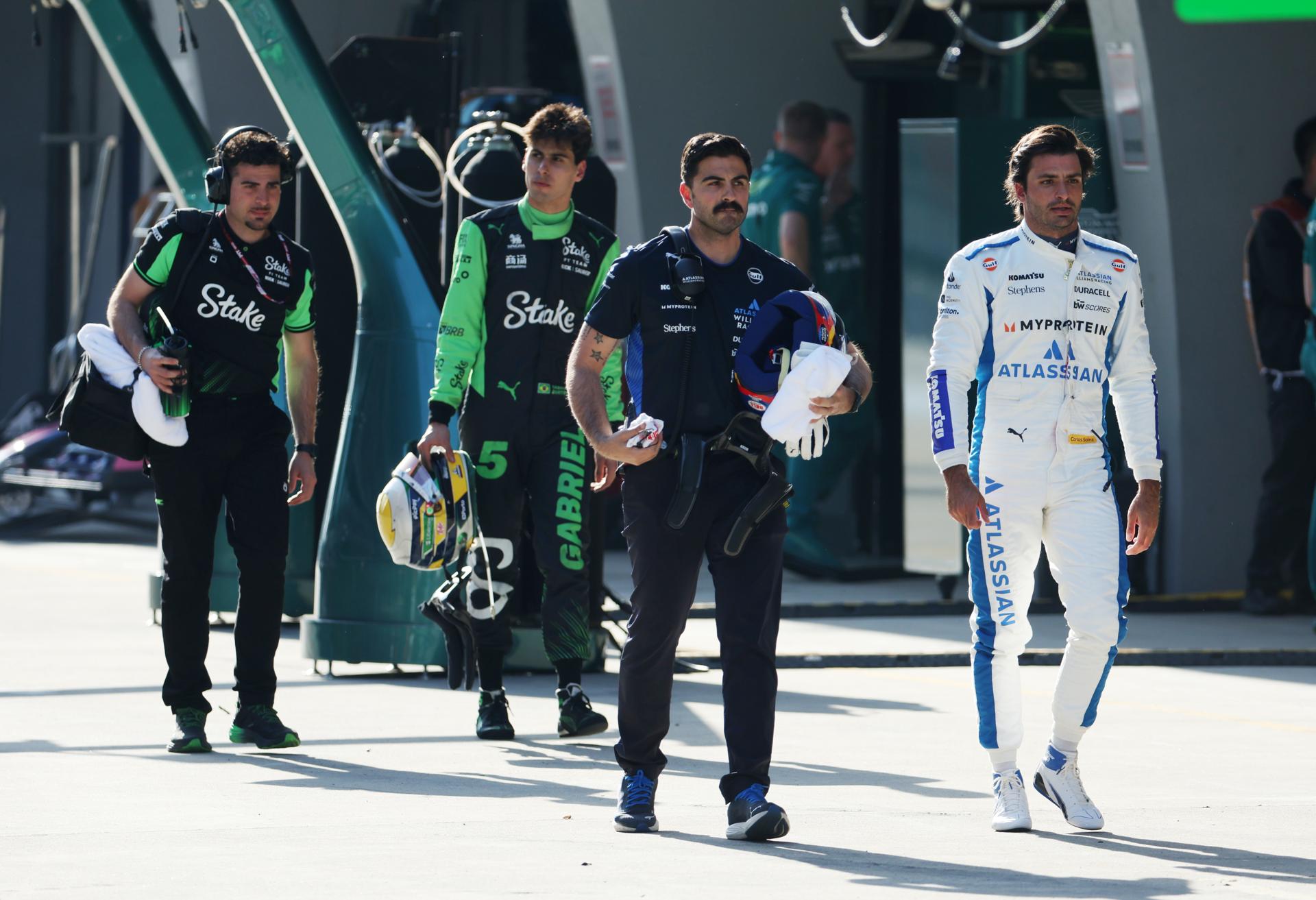 El piloto de Williams Carlos Sainz (D) camina por el pit lane durante la clasificación de sprint en el Circuito Internacional de Shanghái. EFE/EPA/WU HAO / POOL