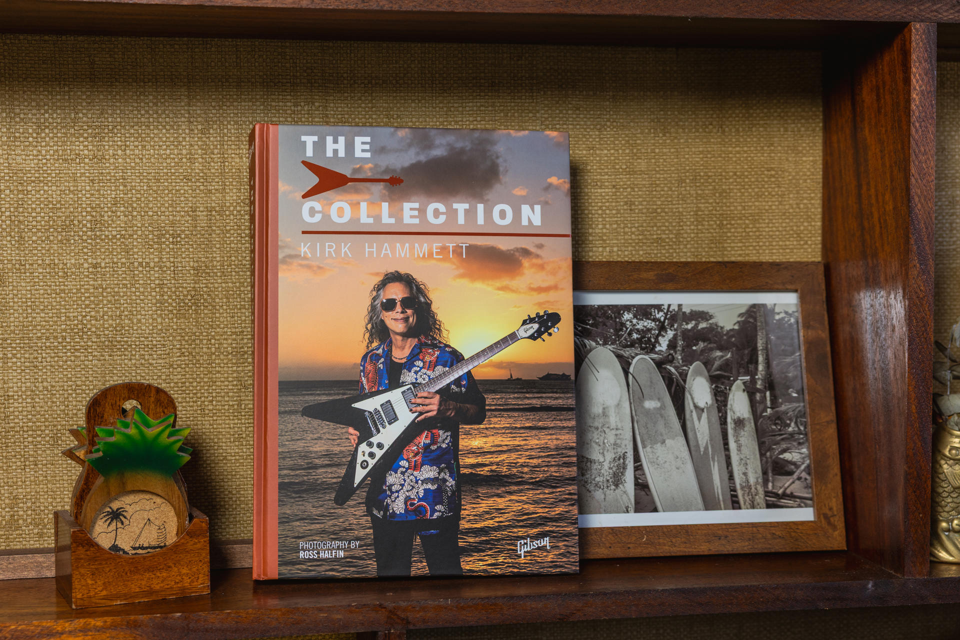 Fotografía cedida por Gibson Publishing que muestra la edición de tapa dura del libro de fotos 'The Collection: Kirk Hammett'. EFE/Gibson Publishing/